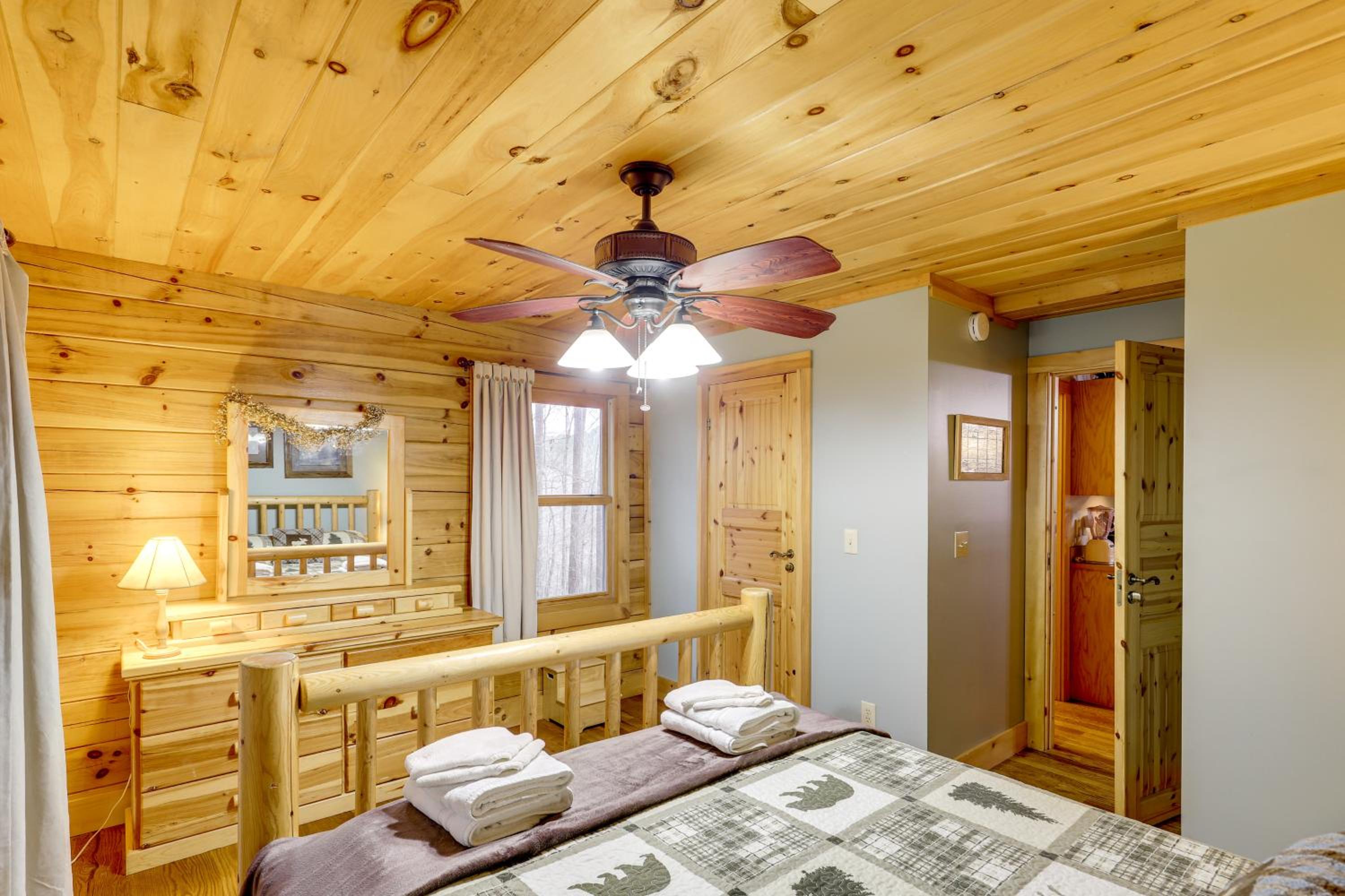 Views and Lake Access Secluded Cabin Escape in Nebo