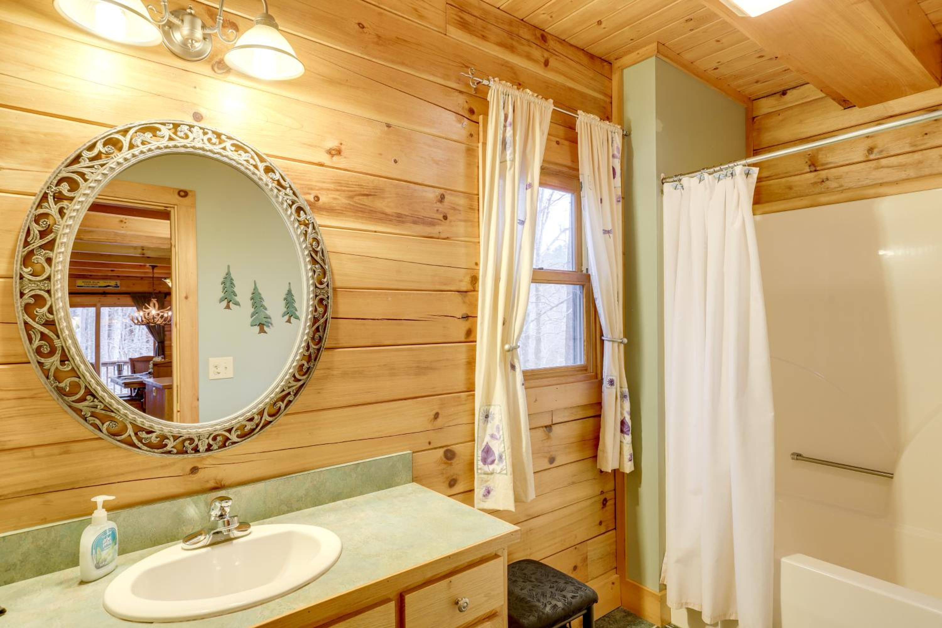 Views and Lake Access Secluded Cabin Escape in Nebo