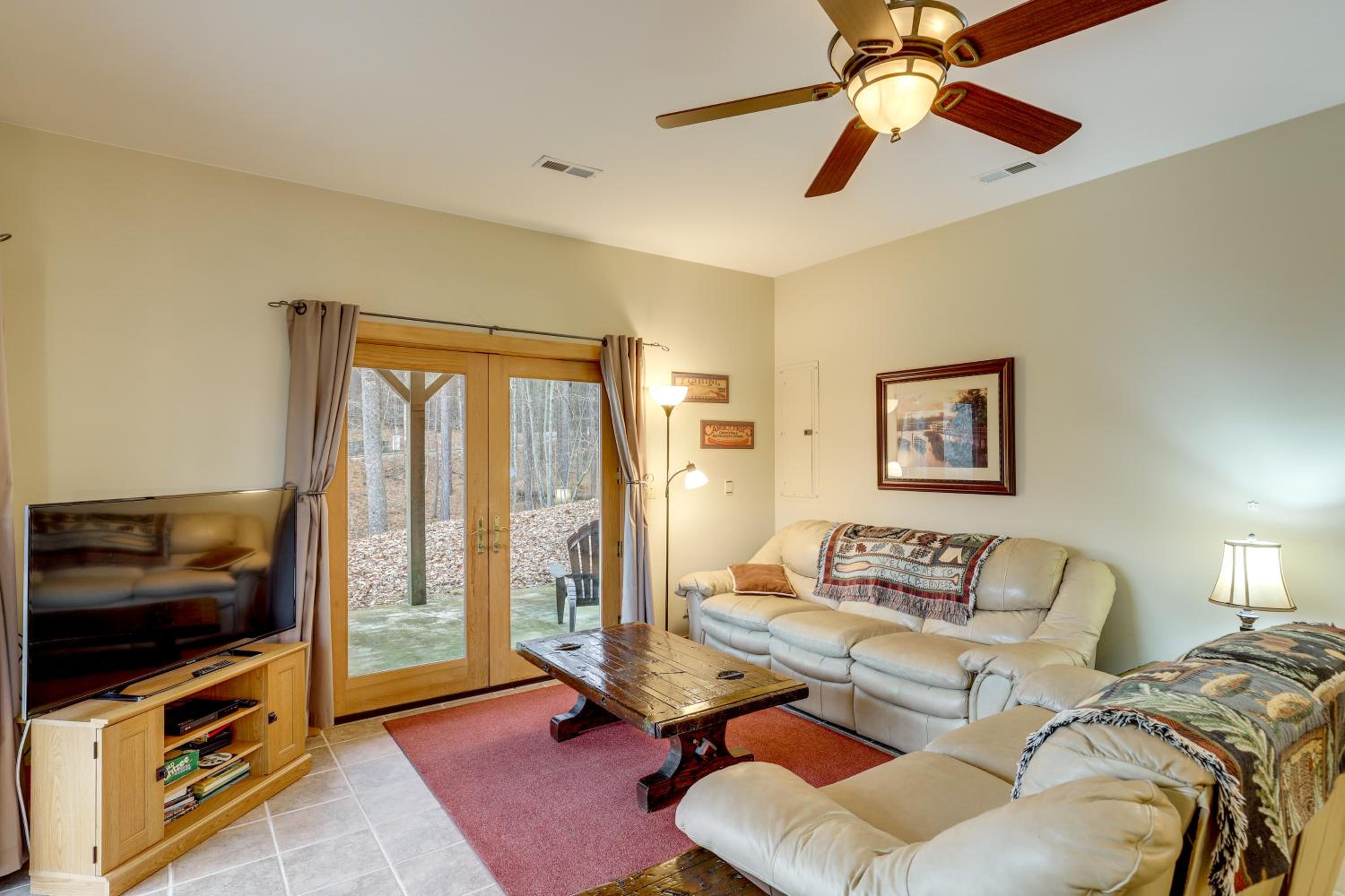 Views and Lake Access Secluded Cabin Escape in Nebo