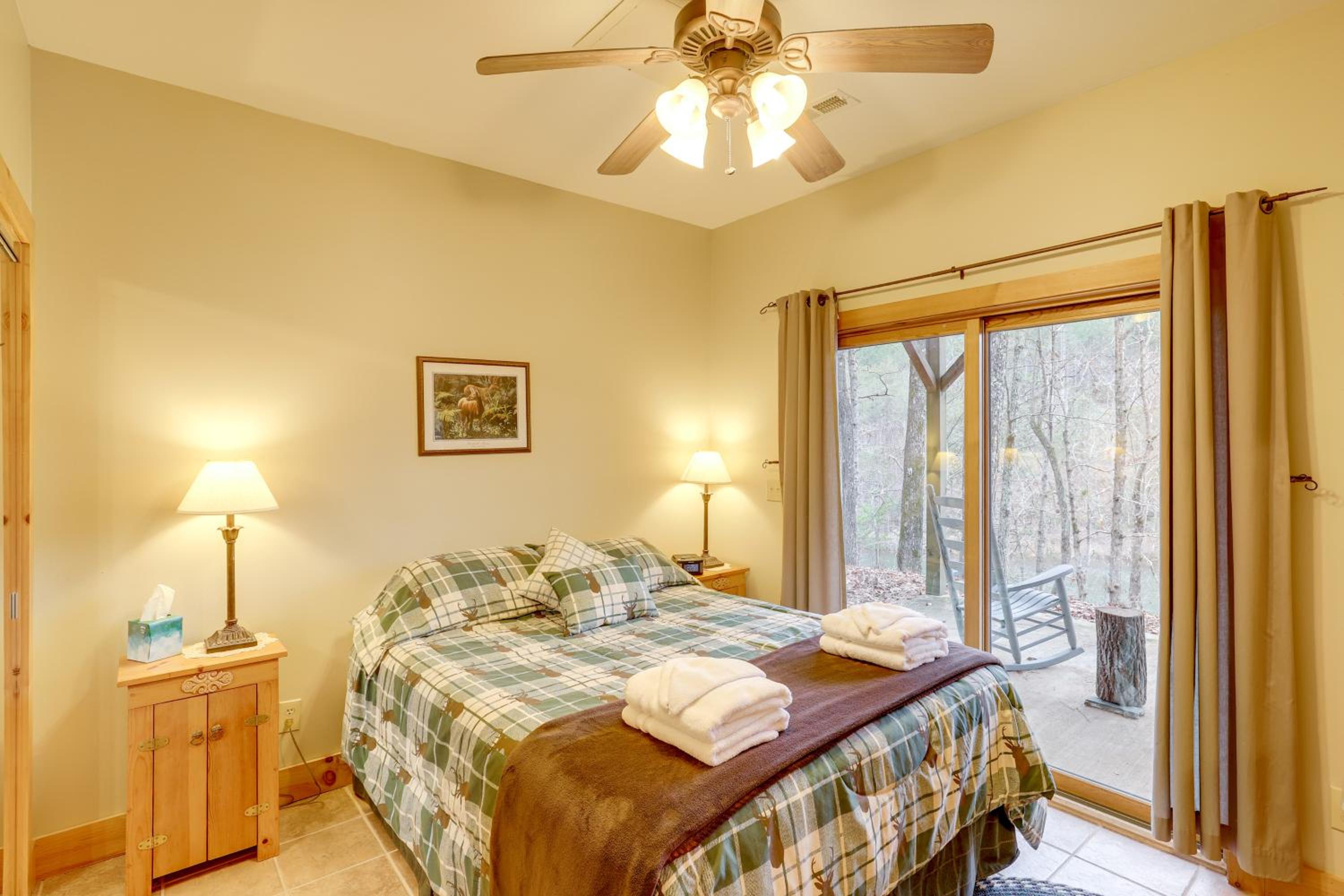 Views and Lake Access Secluded Cabin Escape in Nebo