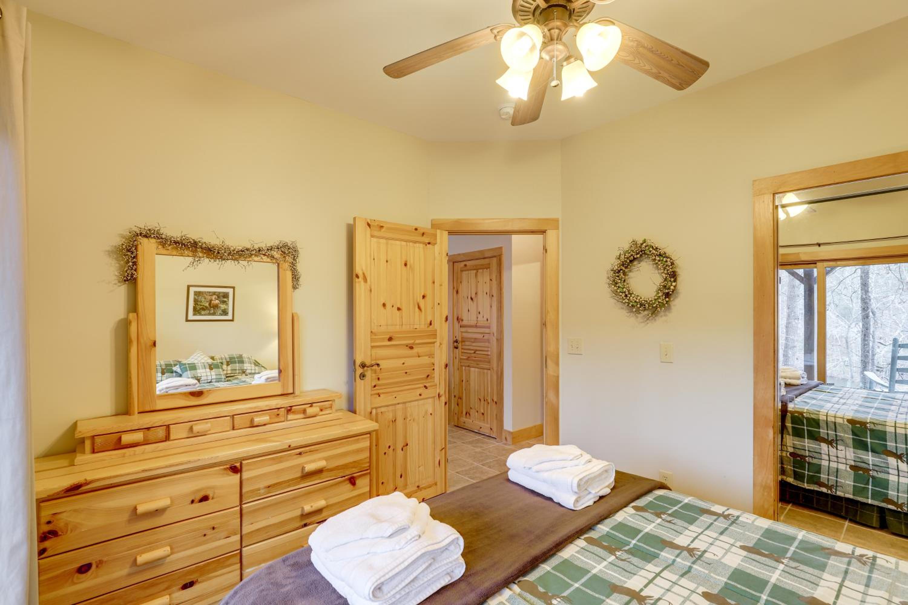 Views and Lake Access Secluded Cabin Escape in Nebo
