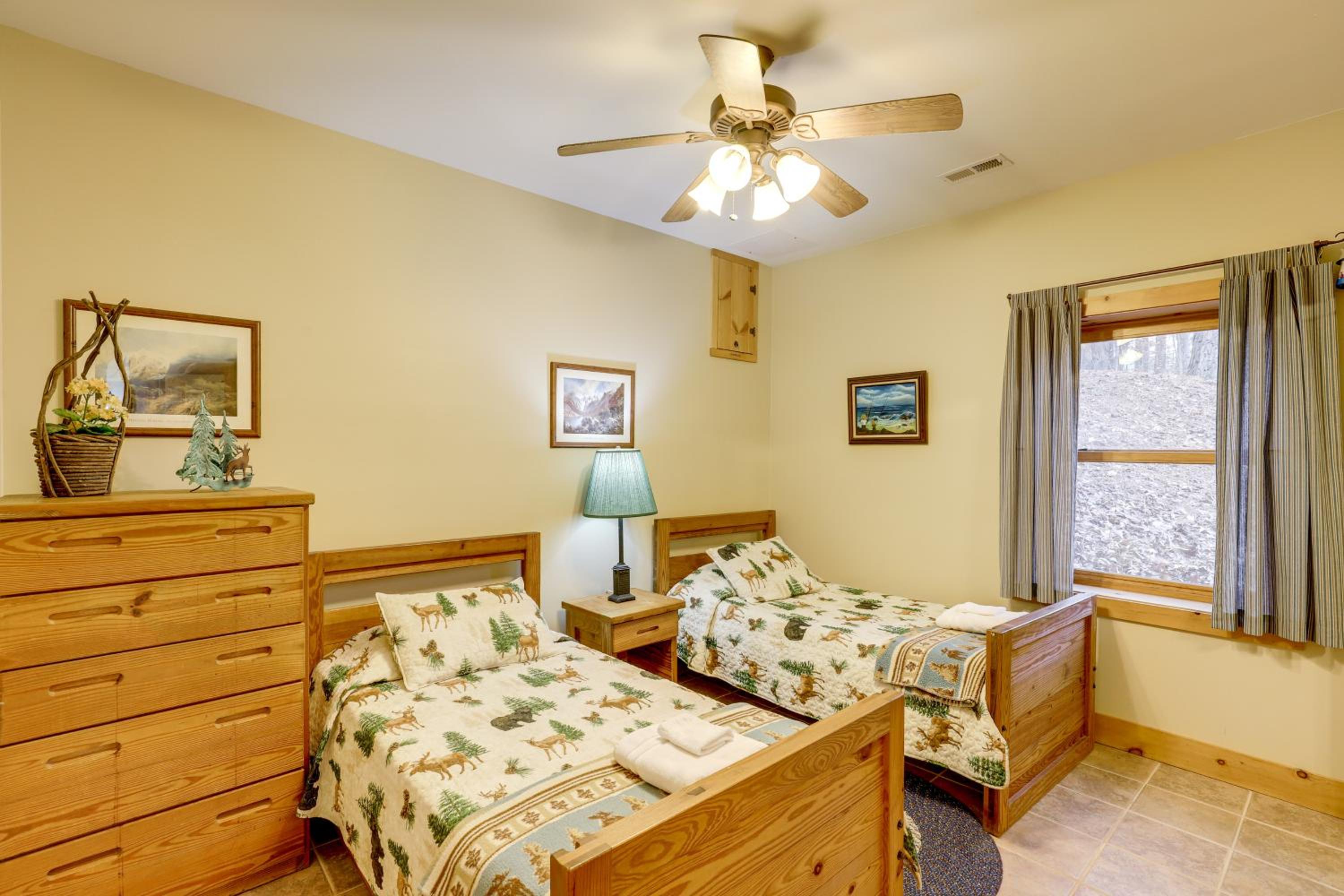 Views and Lake Access Secluded Cabin Escape in Nebo