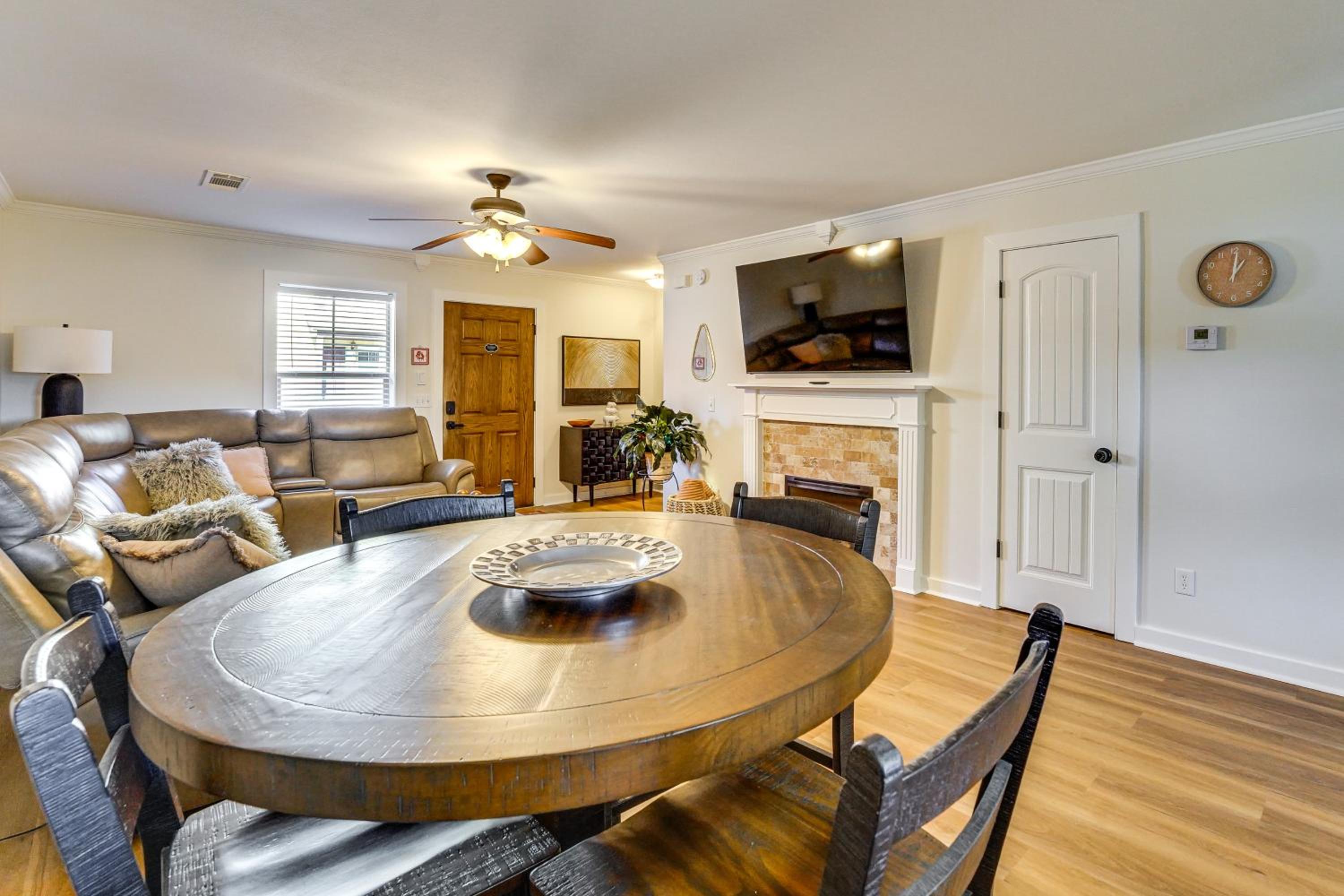 5 Mi to Univ of Arkansas Cozy Townhome with Deck