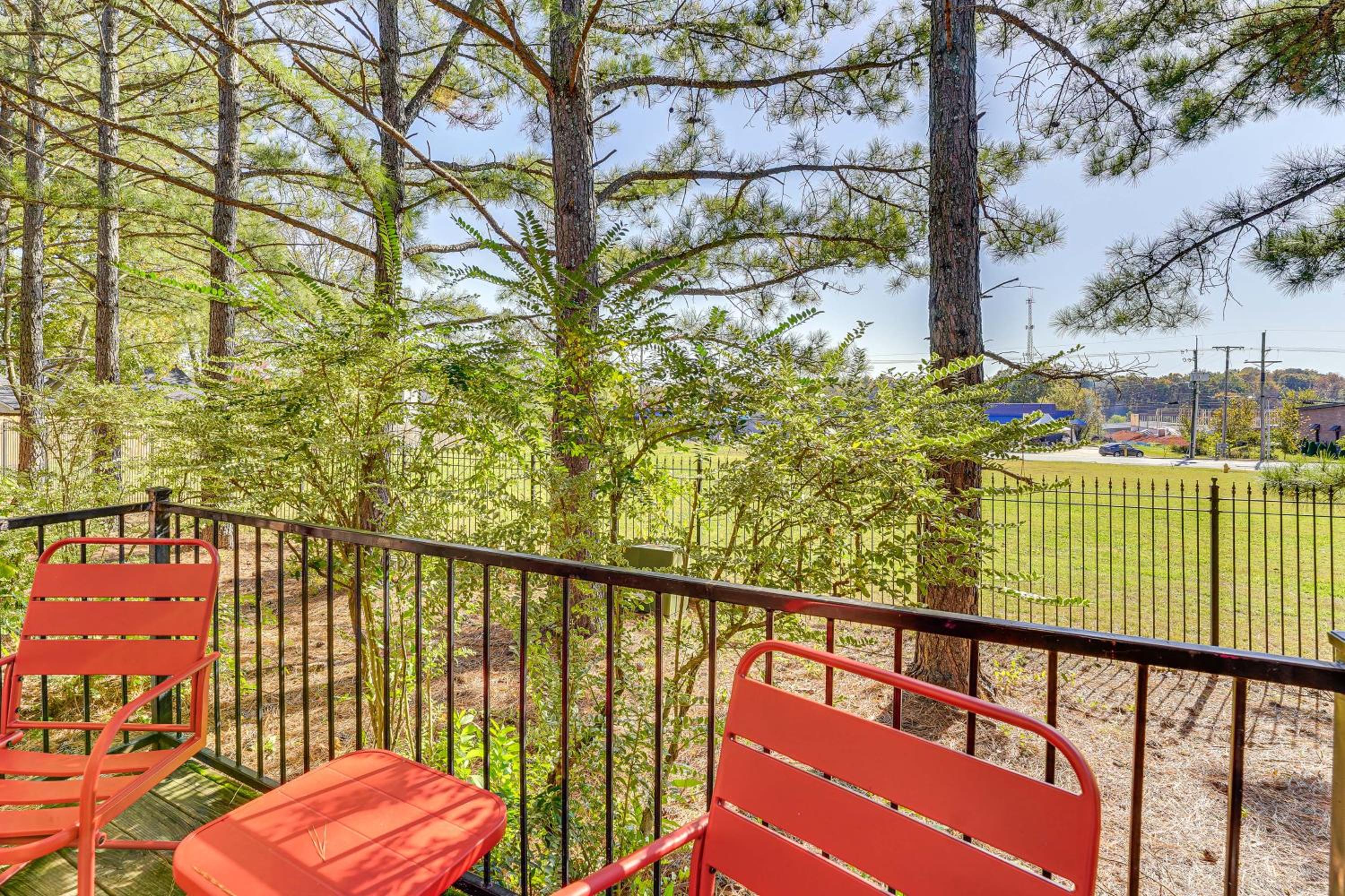 5 Mi to Univ of Arkansas Cozy Townhome with Deck