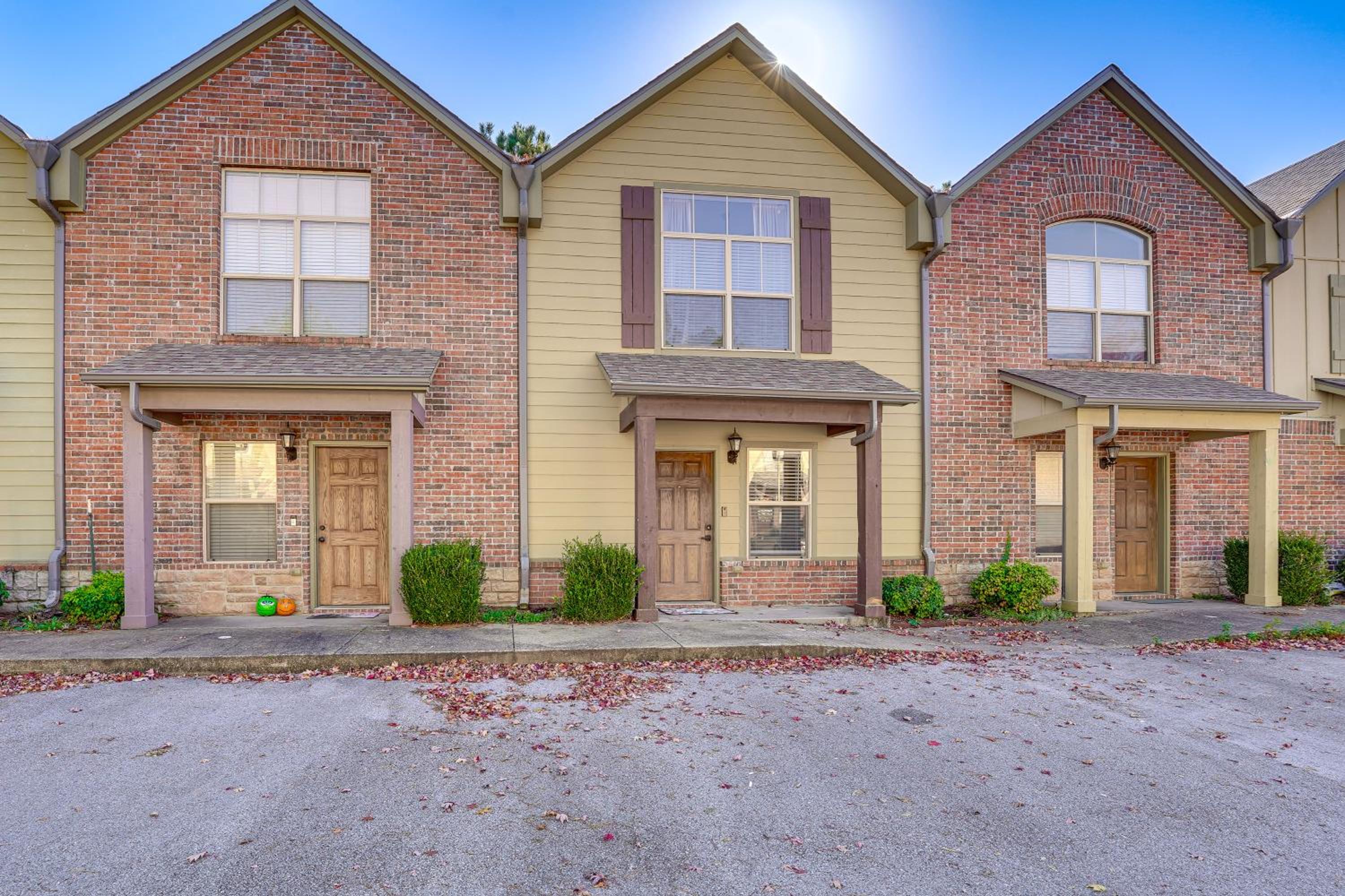5 Mi to Univ of Arkansas Cozy Townhome with Deck