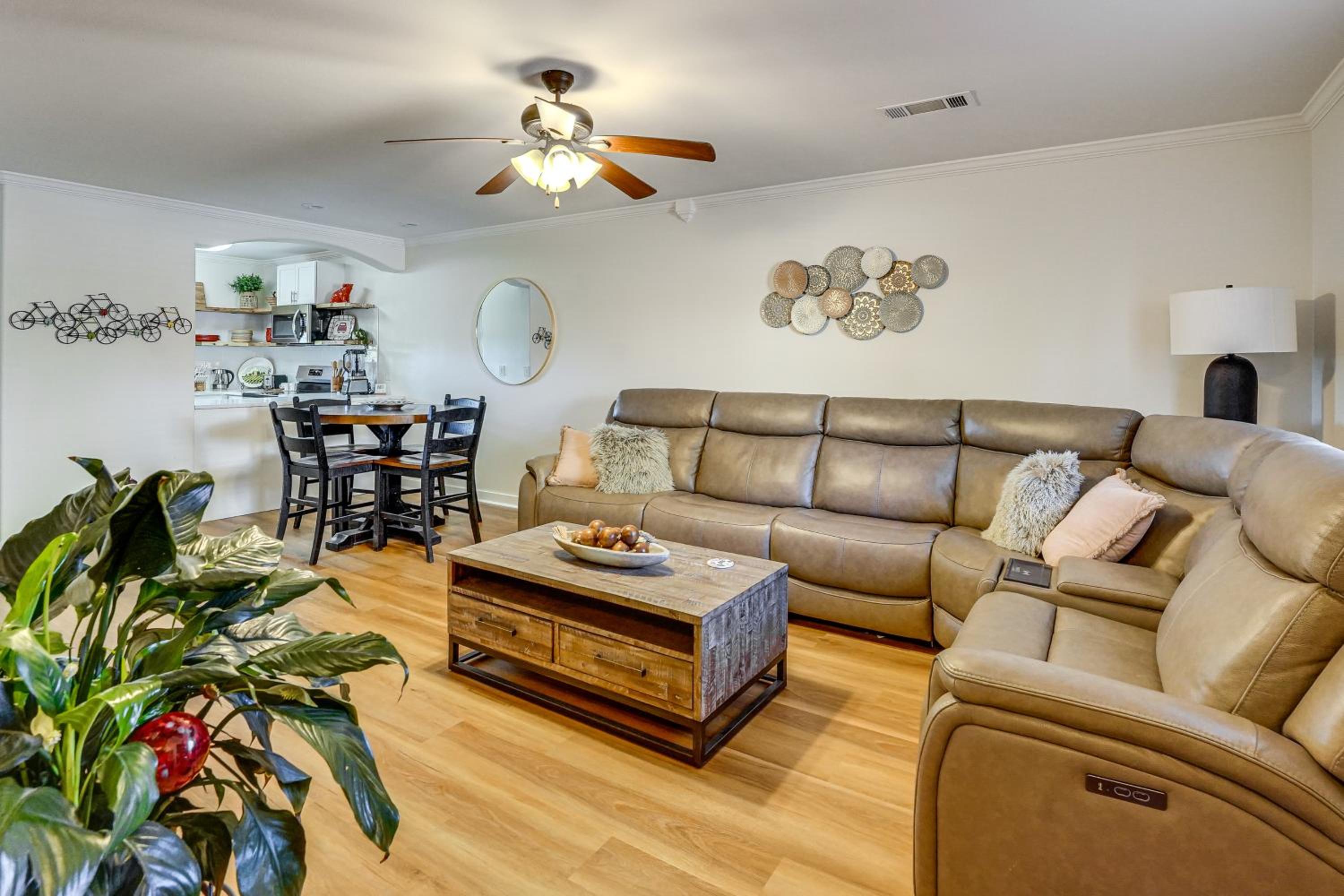 5 Mi to Univ of Arkansas Cozy Townhome with Deck