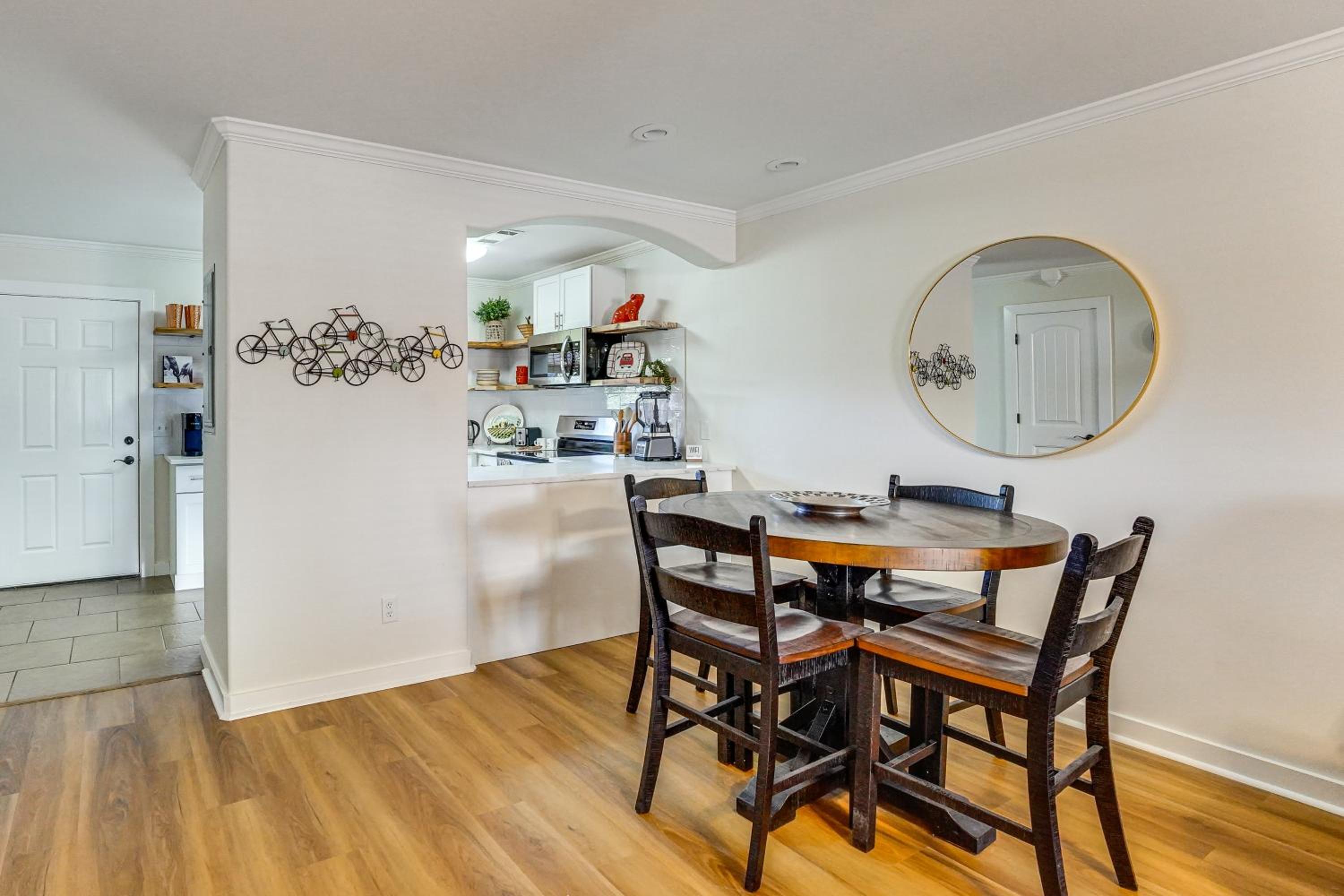 5 Mi to Univ of Arkansas Cozy Townhome with Deck