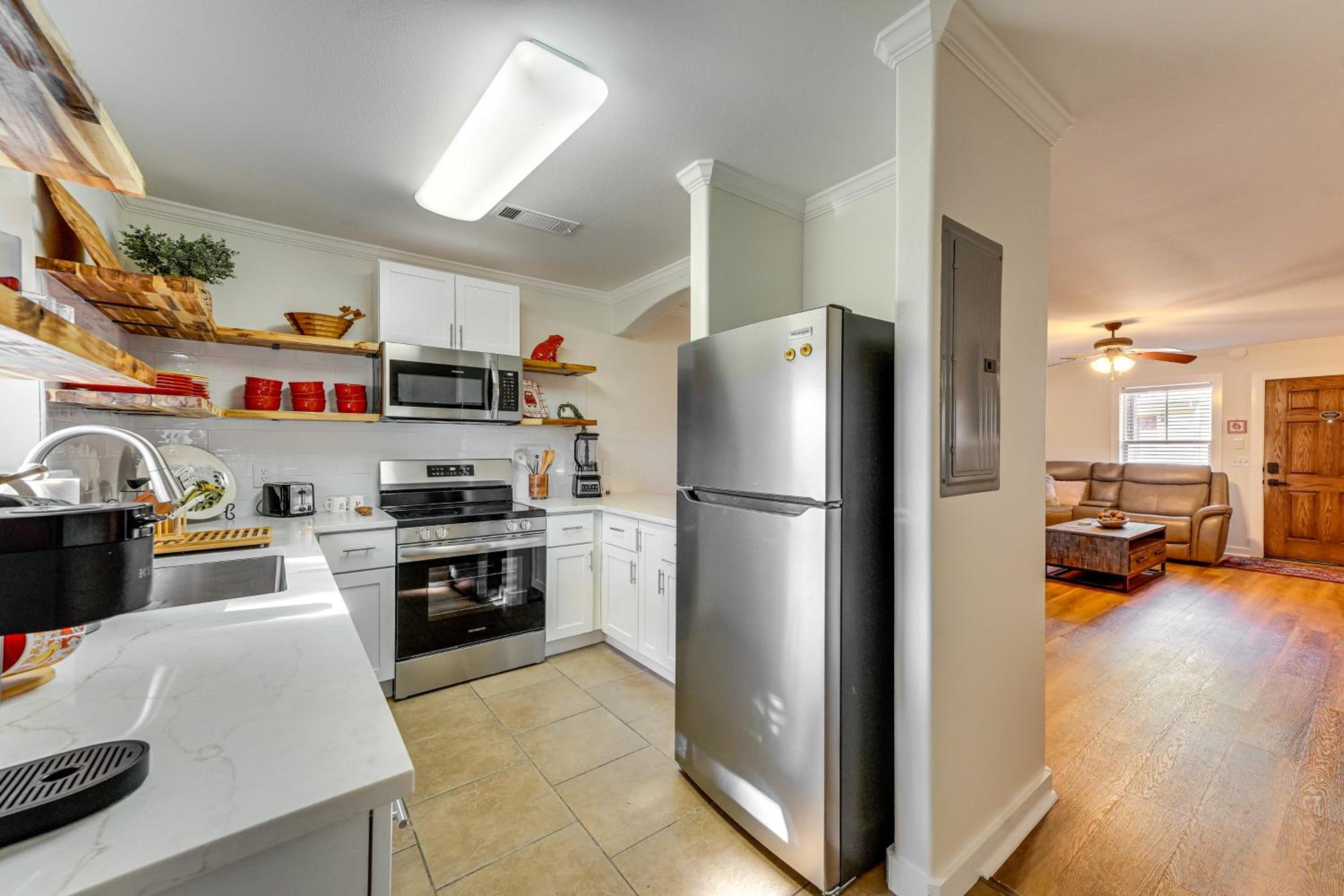 5 Mi to Univ of Arkansas Cozy Townhome with Deck