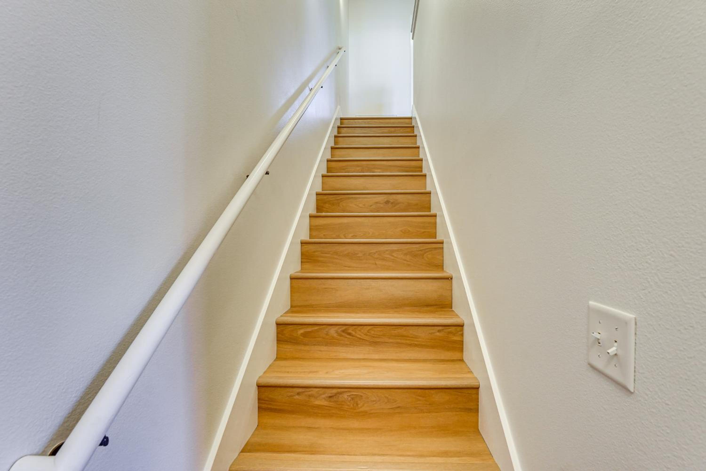 5 Mi to Univ of Arkansas Cozy Townhome with Deck
