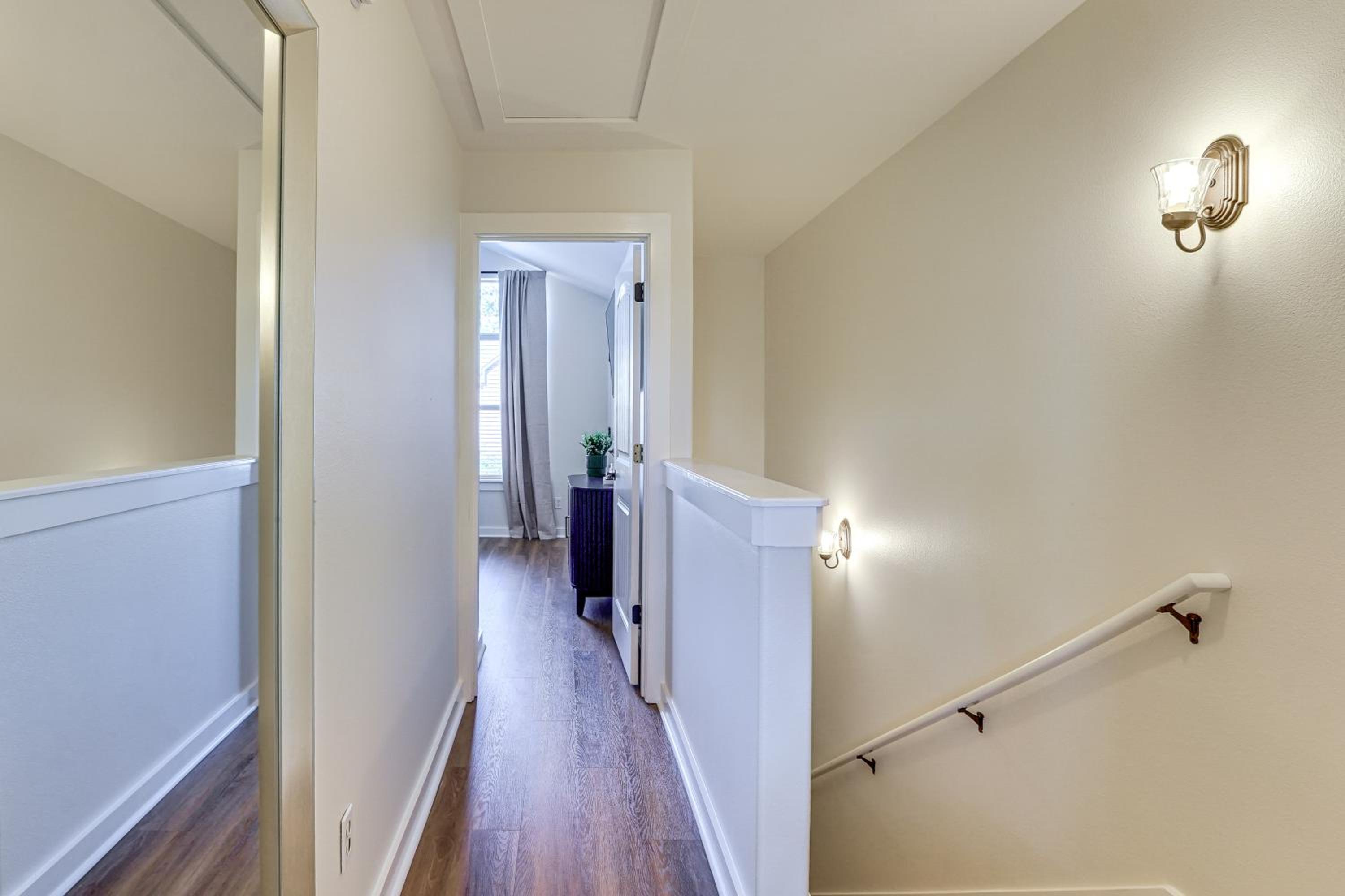 5 Mi to Univ of Arkansas Cozy Townhome with Deck