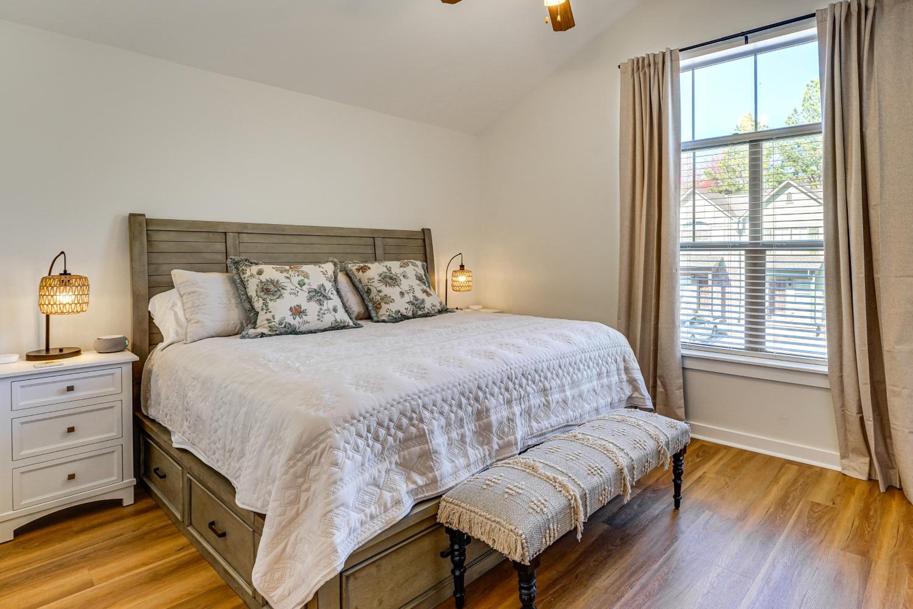 5 Mi to Univ of Arkansas Cozy Townhome with Deck