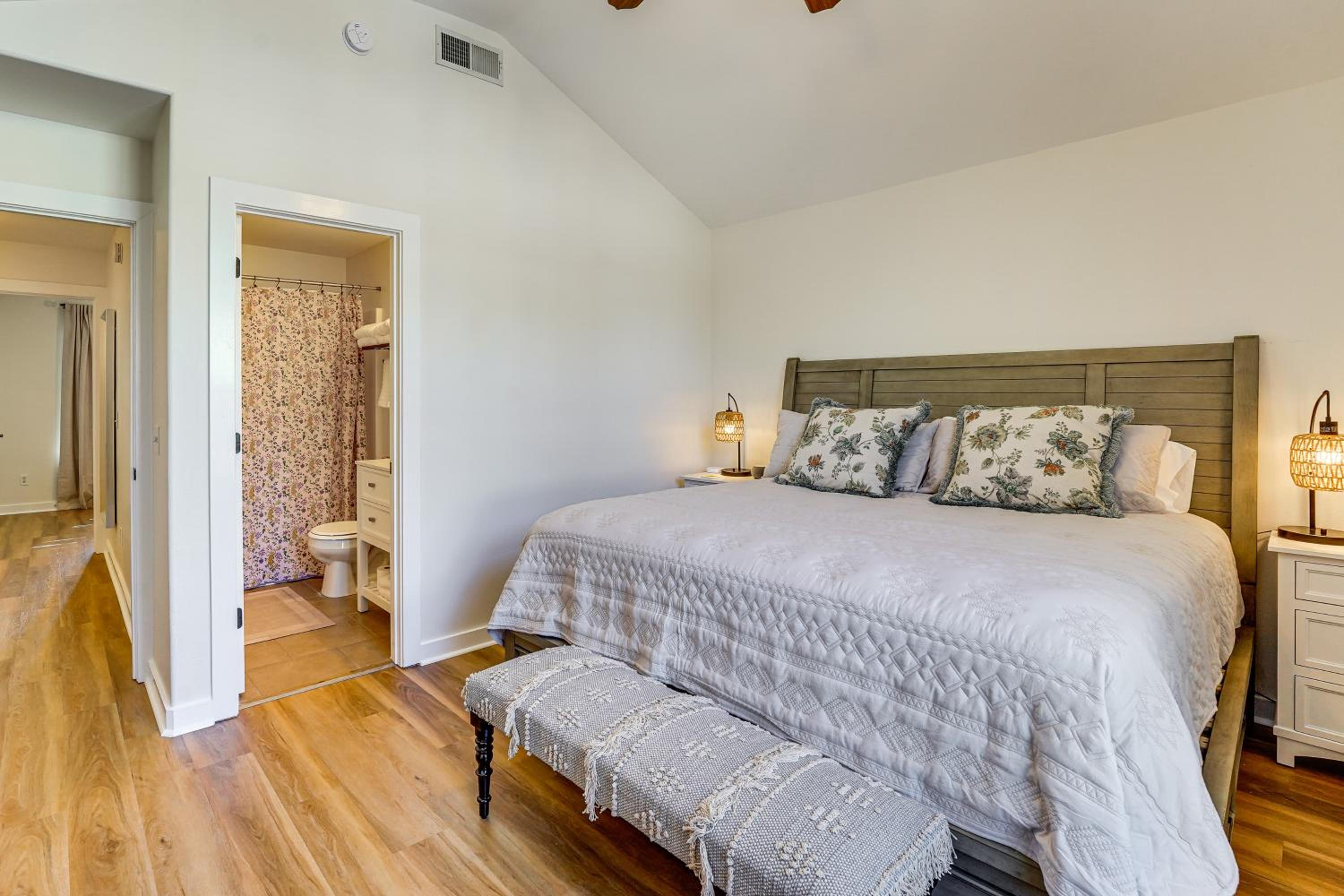 5 Mi to Univ of Arkansas Cozy Townhome with Deck