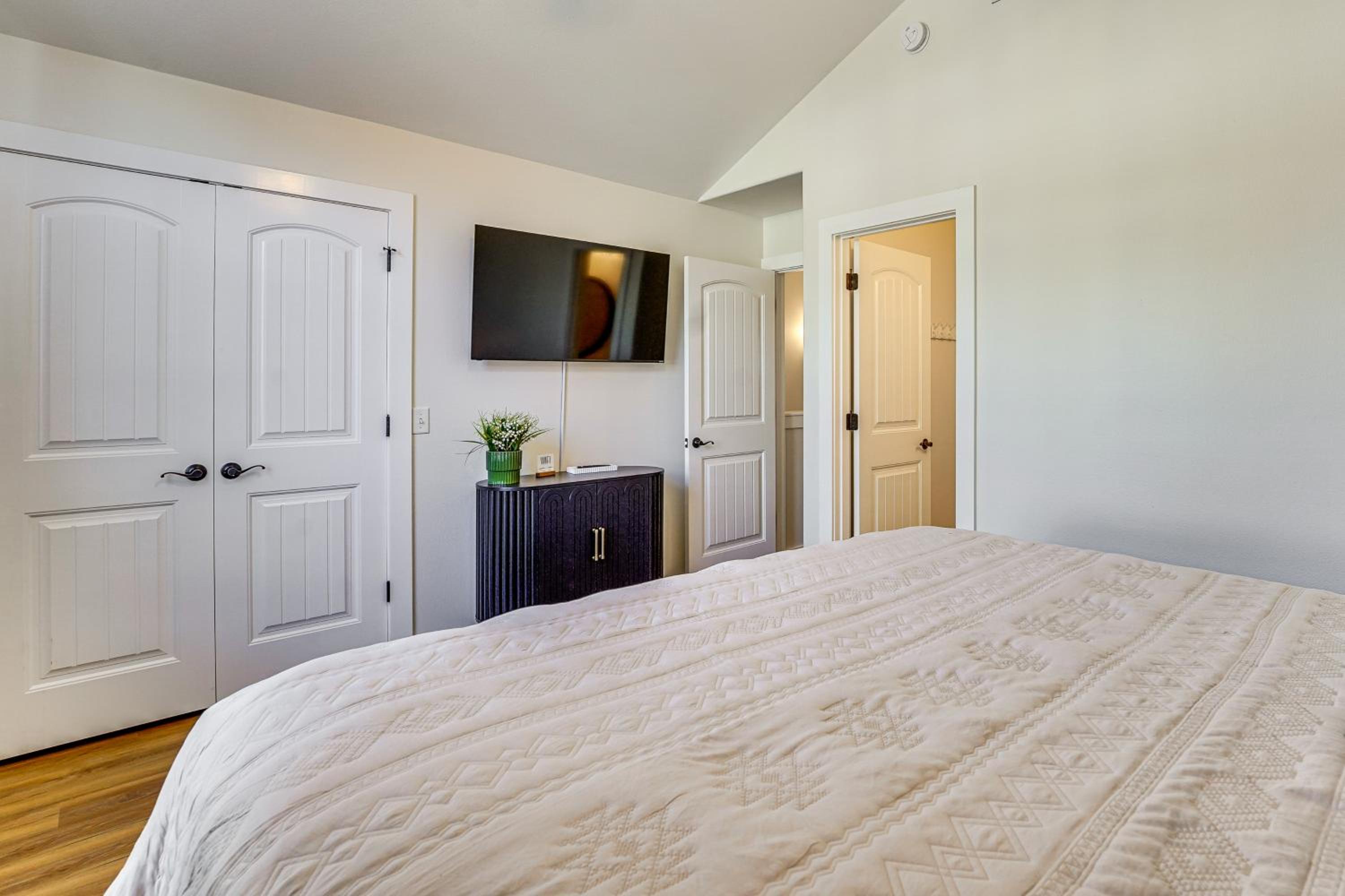 5 Mi to Univ of Arkansas Cozy Townhome with Deck
