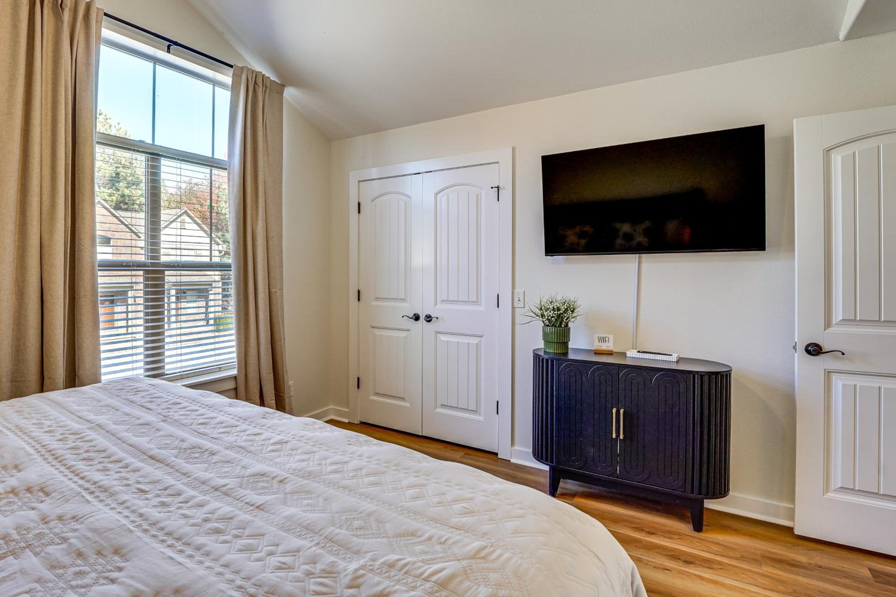 5 Mi to Univ of Arkansas Cozy Townhome with Deck