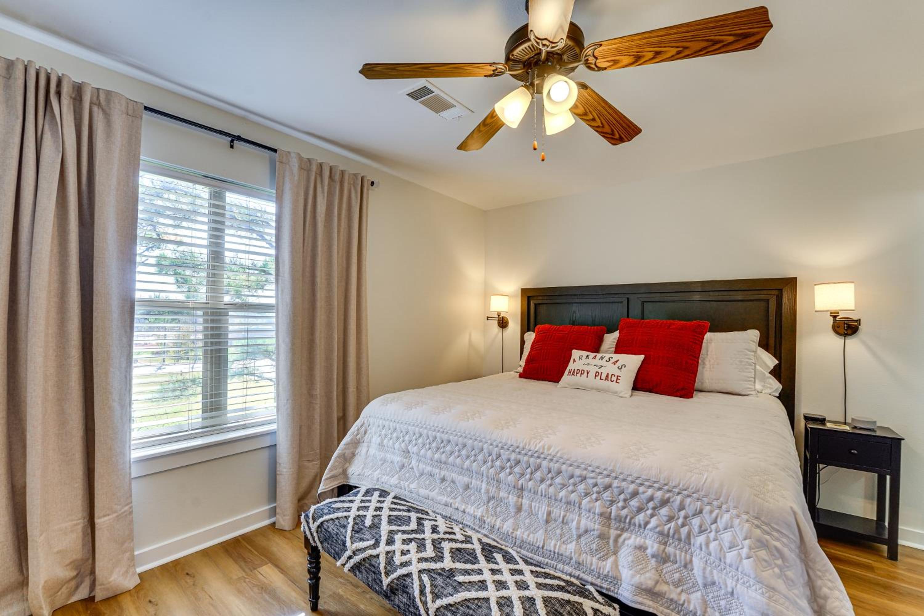 5 Mi to Univ of Arkansas Cozy Townhome with Deck