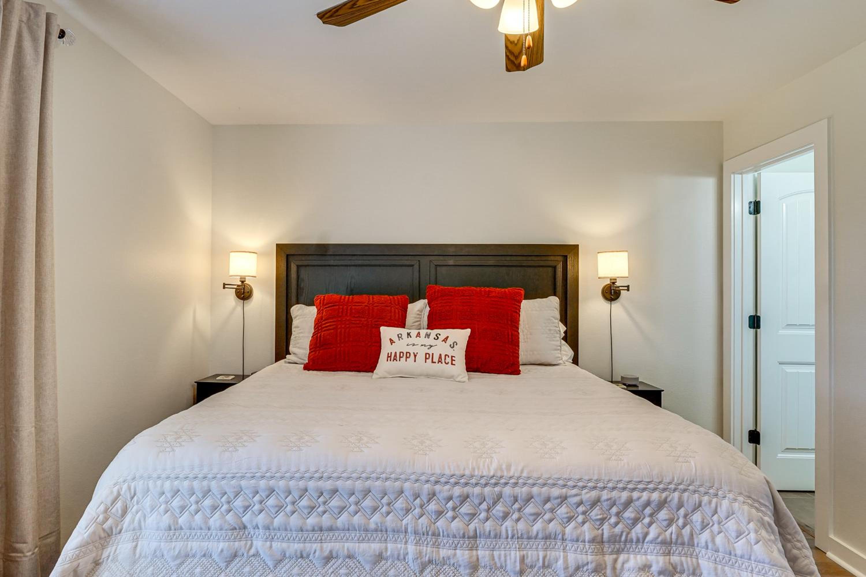 5 Mi to Univ of Arkansas Cozy Townhome with Deck