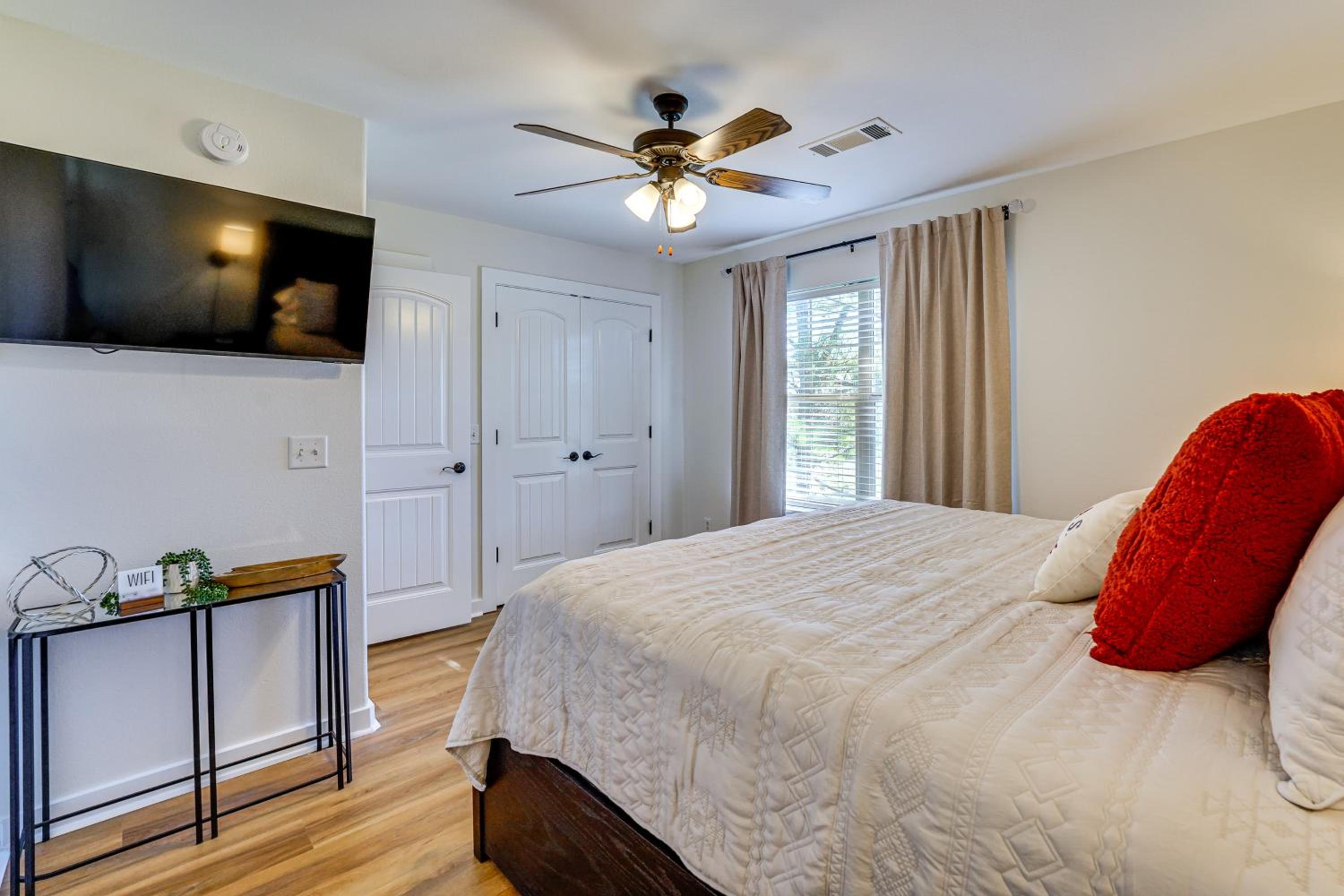 5 Mi to Univ of Arkansas Cozy Townhome with Deck