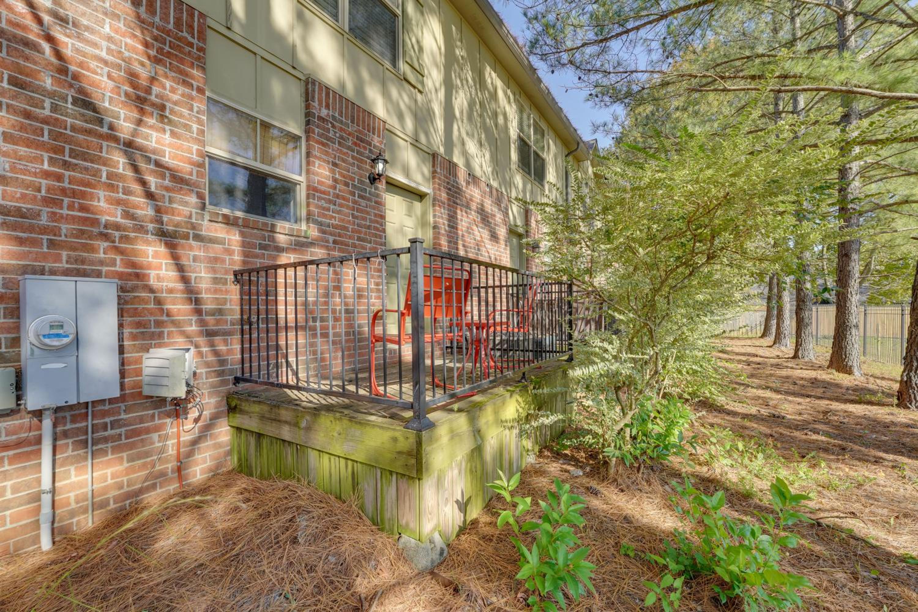 5 Mi to Univ of Arkansas Cozy Townhome with Deck