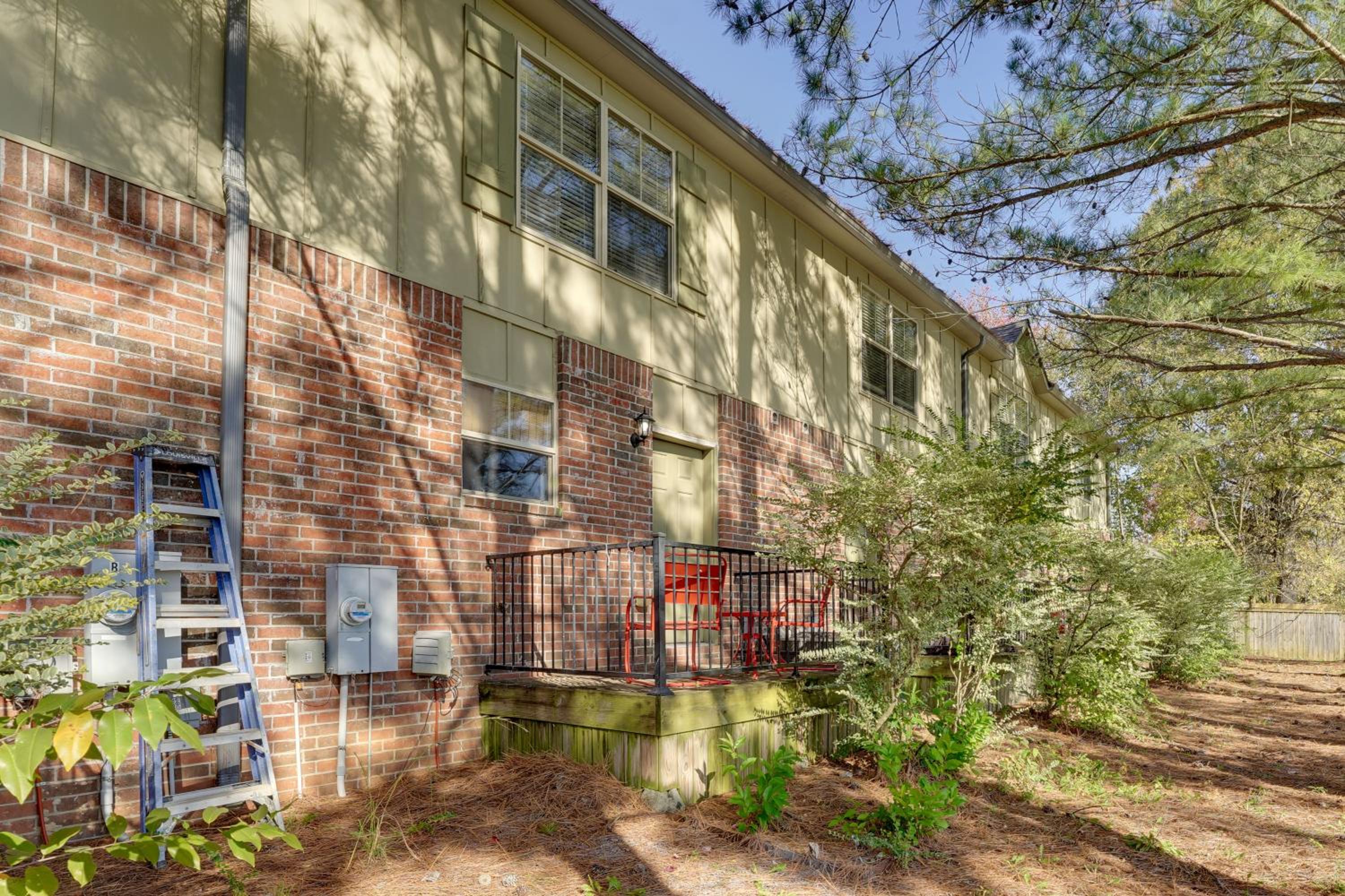 5 Mi to Univ of Arkansas Cozy Townhome with Deck