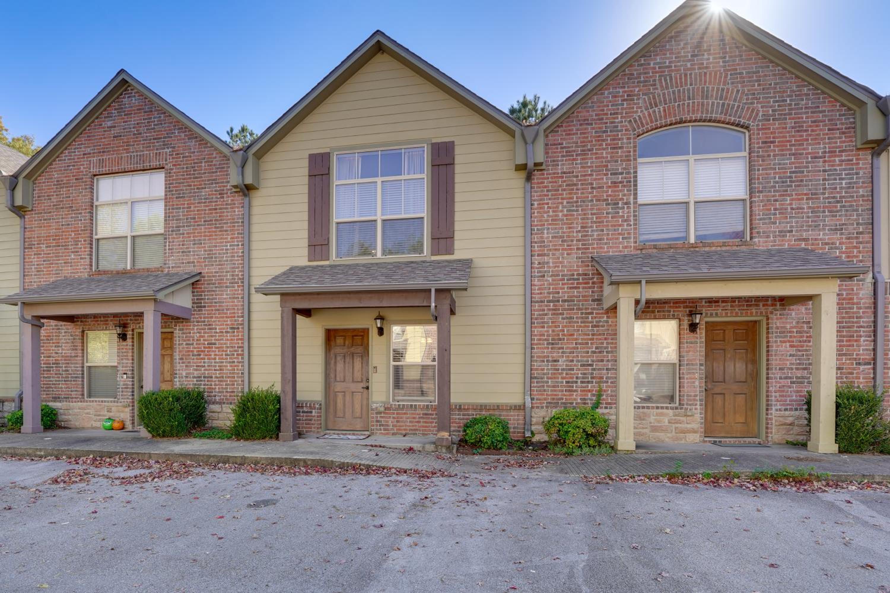 5 Mi to Univ of Arkansas Cozy Townhome with Deck