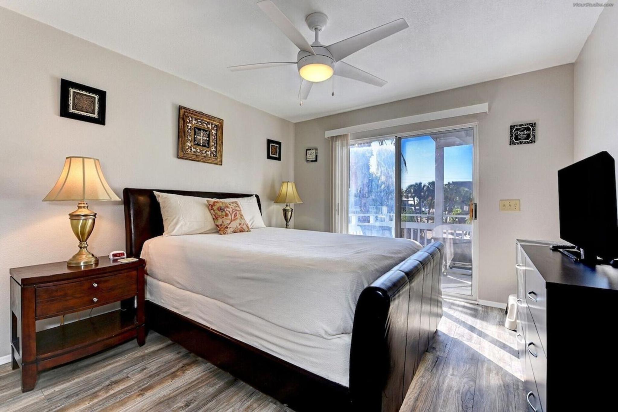 Beautiful 3 Bedroom 2 Bathroom Home Steps from the Beach