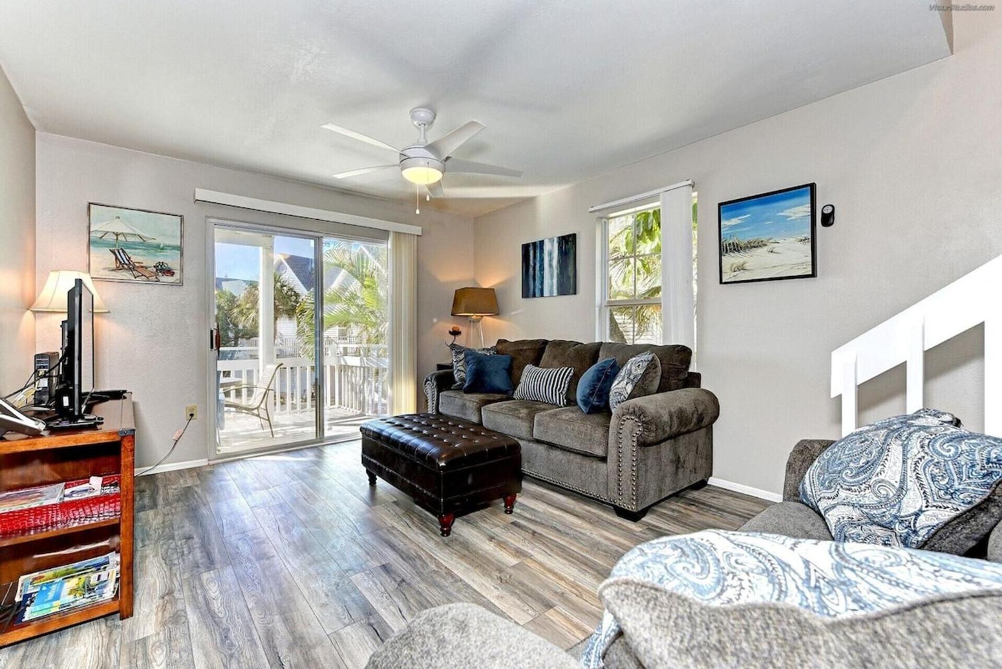 Beautiful 3 Bedroom 2 Bathroom Home Steps from the Beach