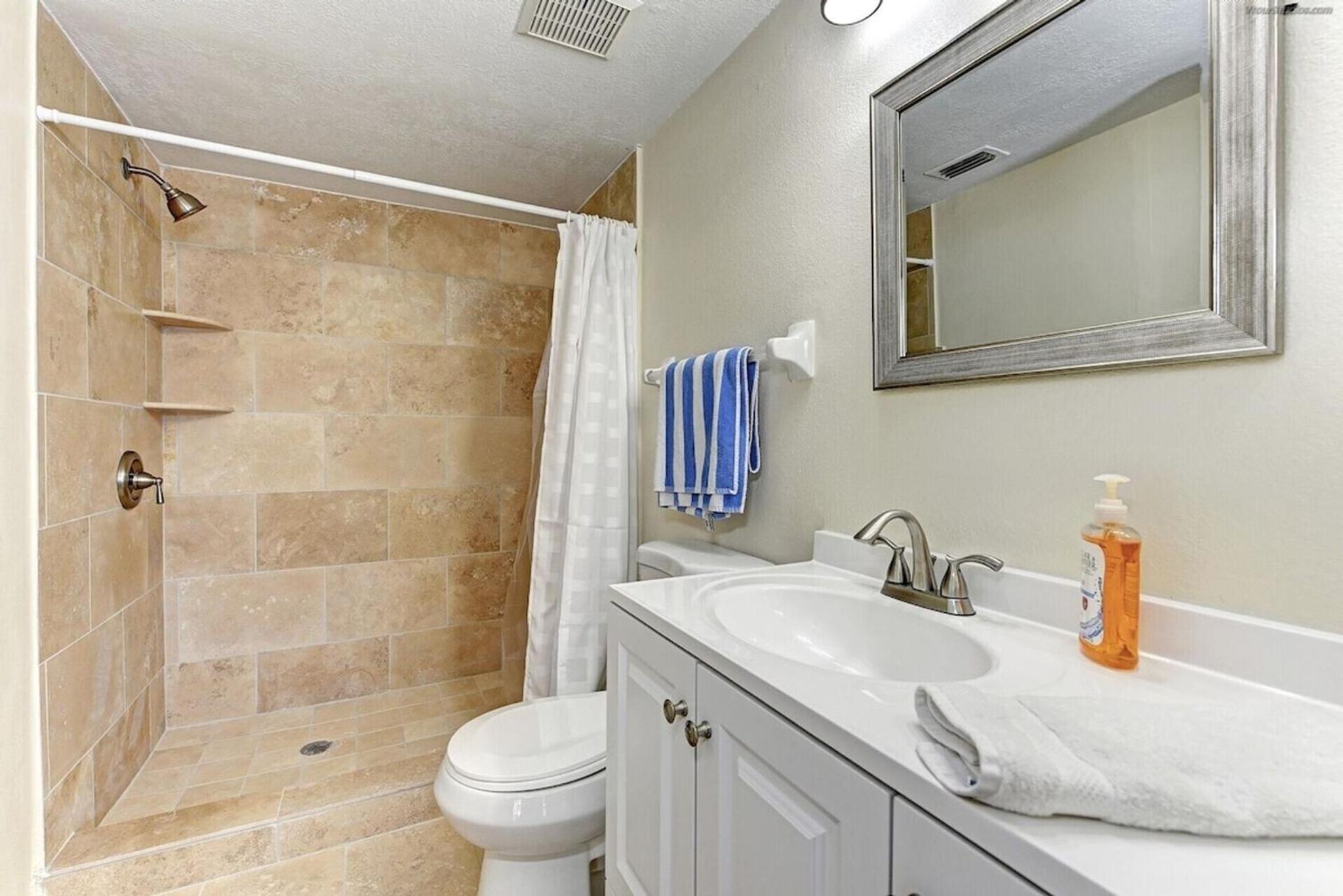Beautiful 3 Bedroom 2 Bathroom Home Steps from the Beach