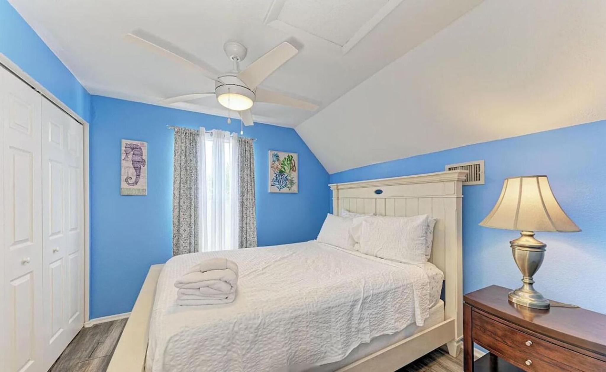 Beautiful 3 Bedroom 2 Bathroom Home Steps from the Beach