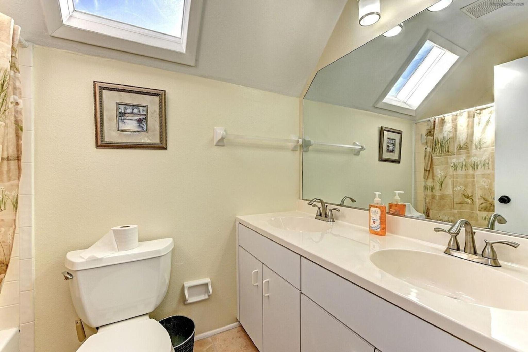 Beautiful 3 Bedroom 2 Bathroom Home Steps from the Beach