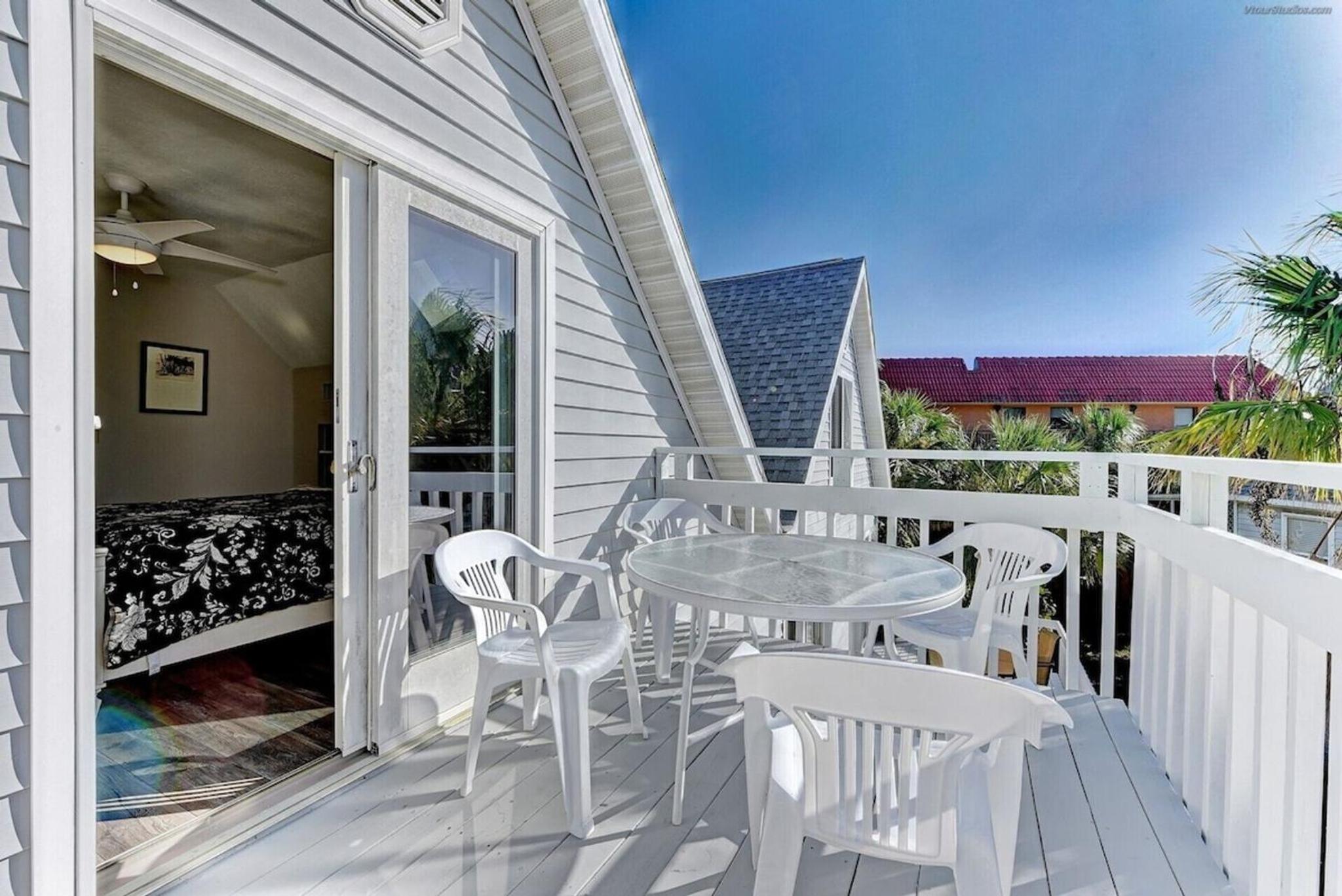 Beautiful 3 Bedroom 2 Bathroom Home Steps from the Beach