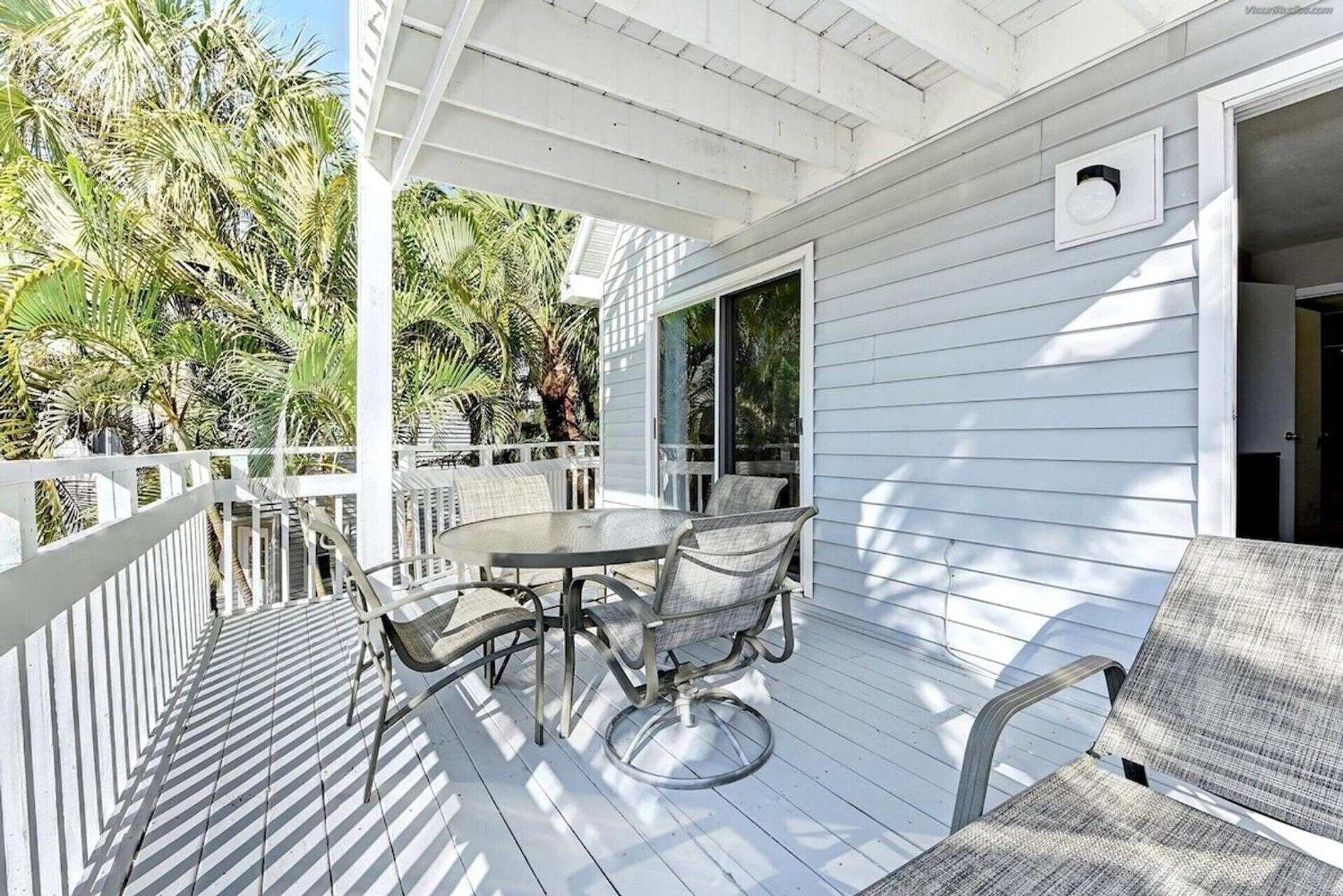 Beautiful 3 Bedroom 2 Bathroom Home Steps from the Beach