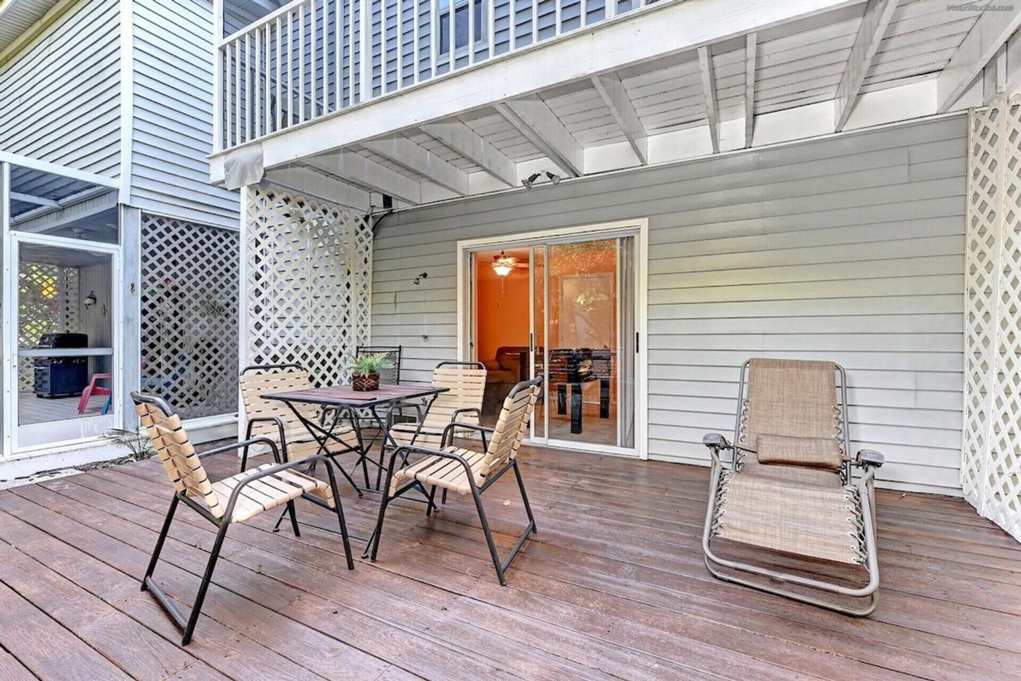 Beautiful 3 Bedroom 2 Bathroom Home Steps from the Beach