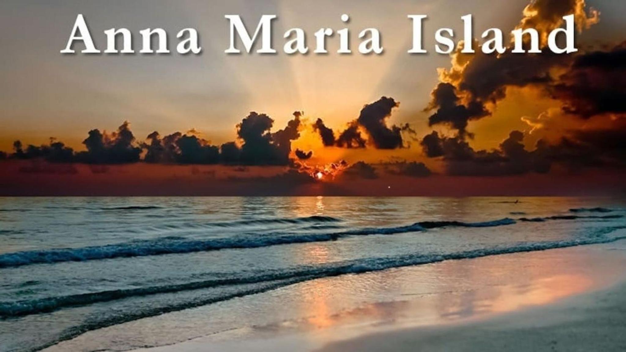 Beautiful 3 Bedroom 2 Bathroom Home Steps from the Beach