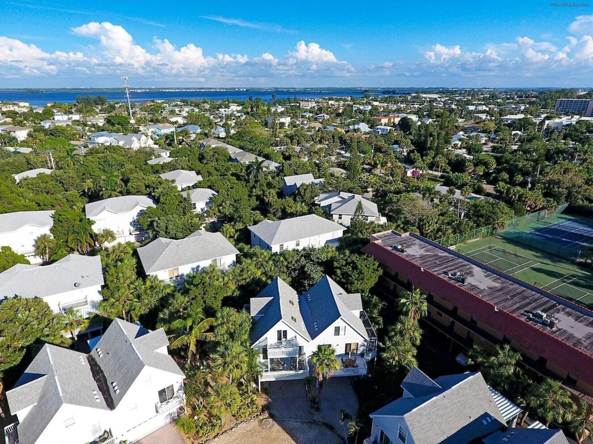 Beautiful 3 Bedroom 2 Bathroom Home Steps from the Beach