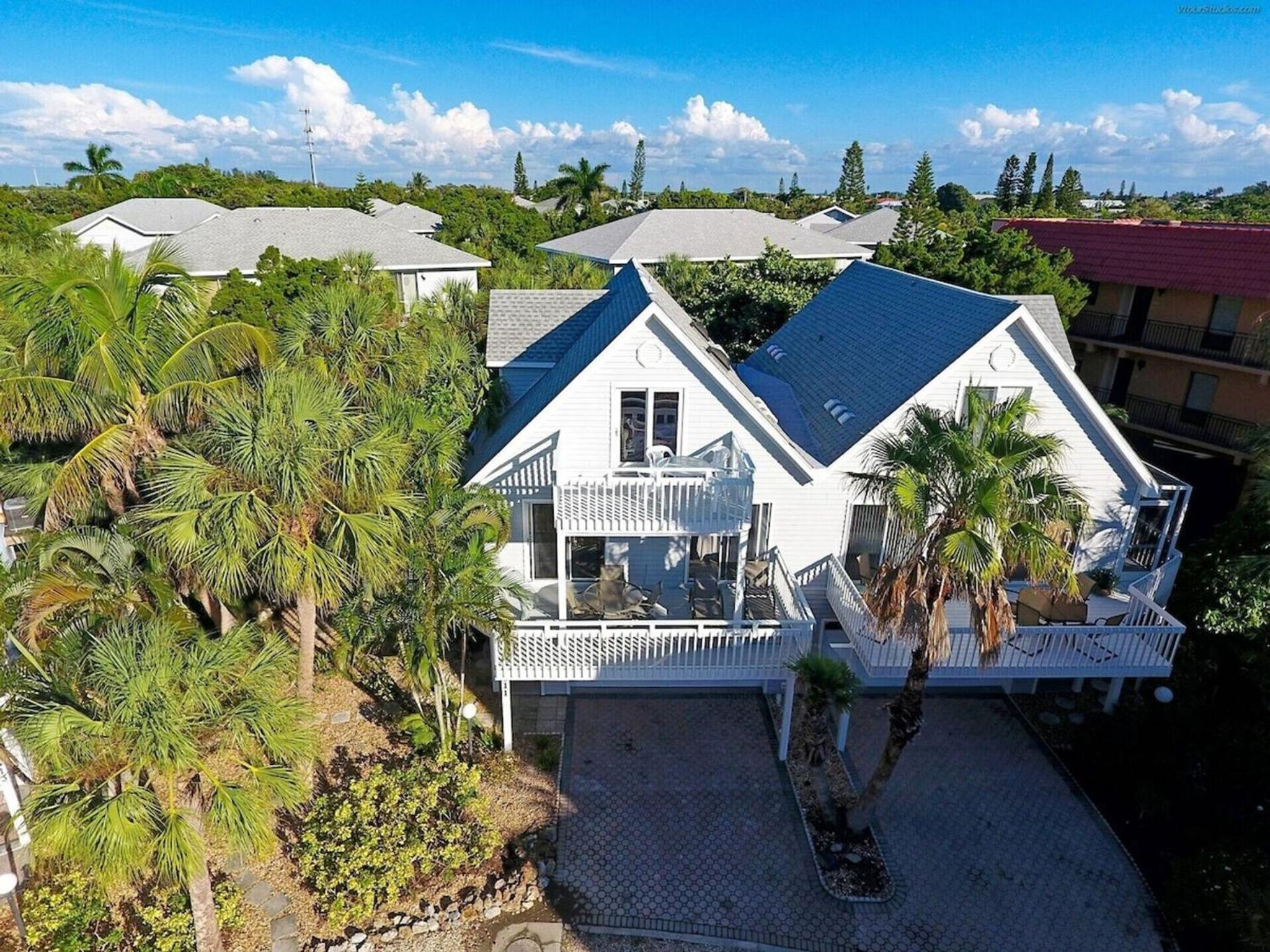 Beautiful 3 Bedroom 2 Bathroom Home Steps from the Beach