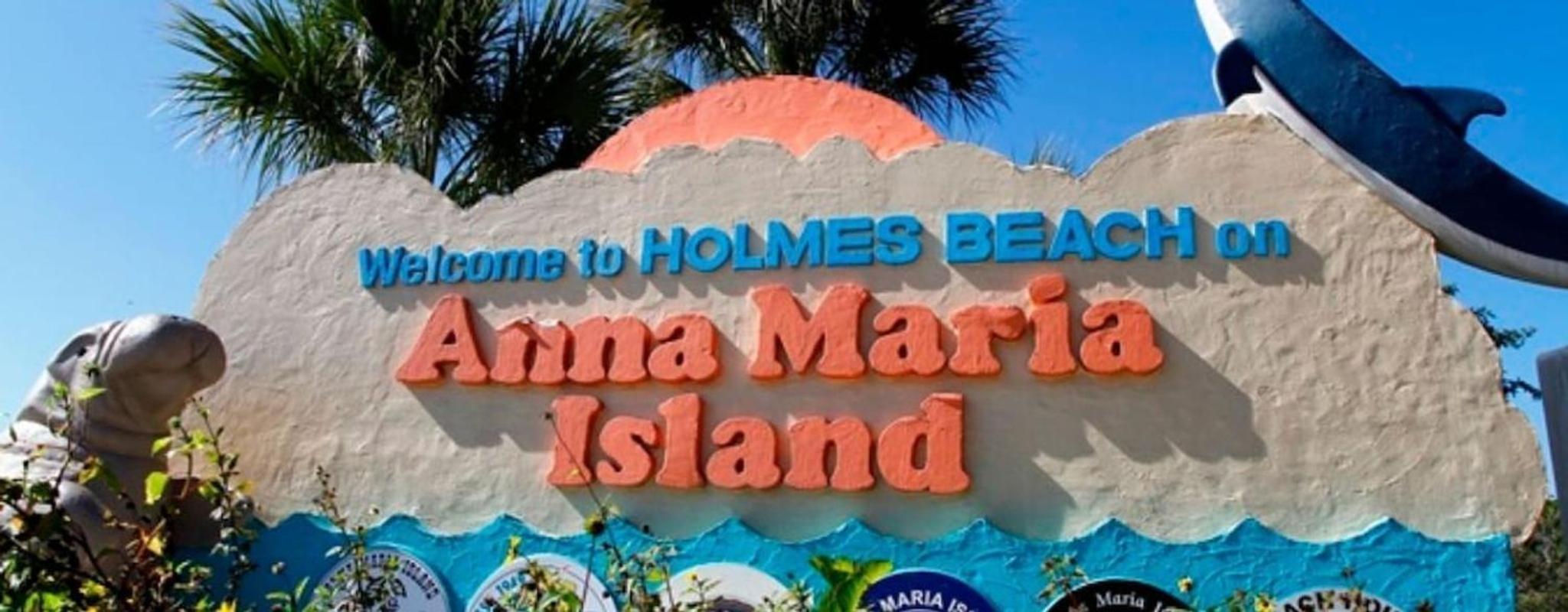 Beautiful 3 Bedroom 2 Bathroom Home Steps from the Beach