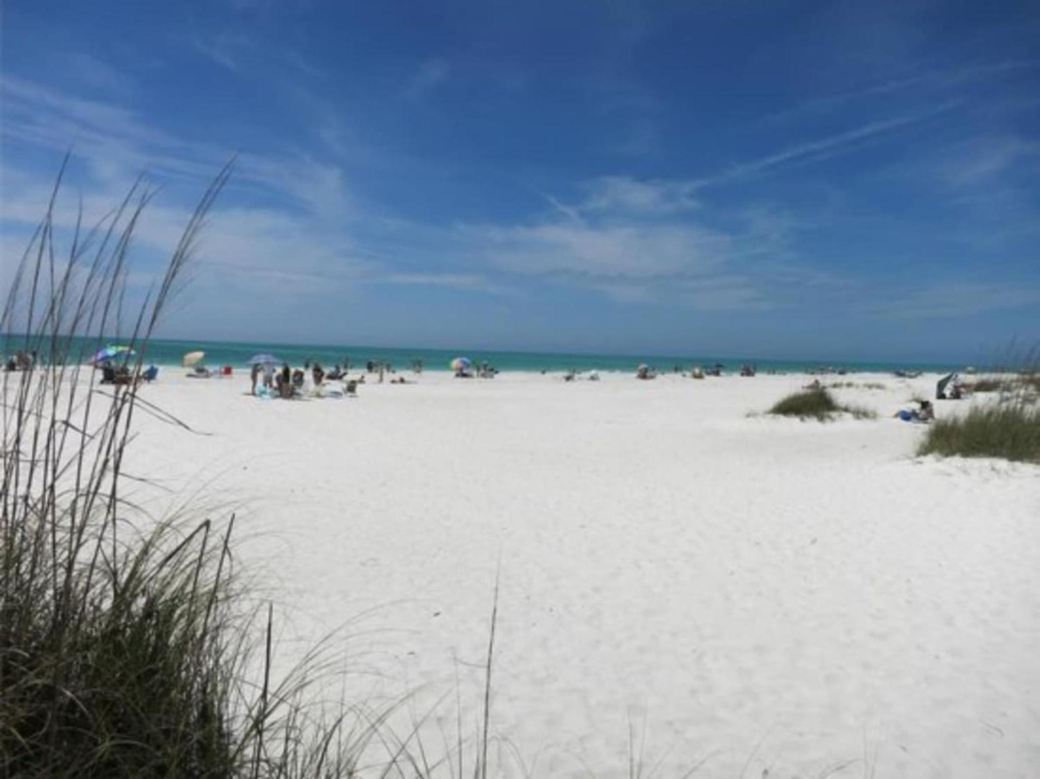 Beautiful 3 Bedroom 2 Bathroom Home Steps from the Beach