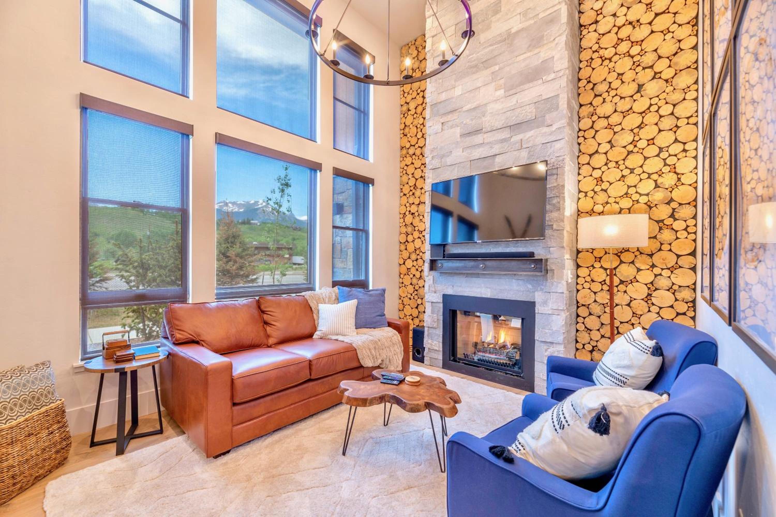Luxury Mountain Winter Getaway w Picturesque Views