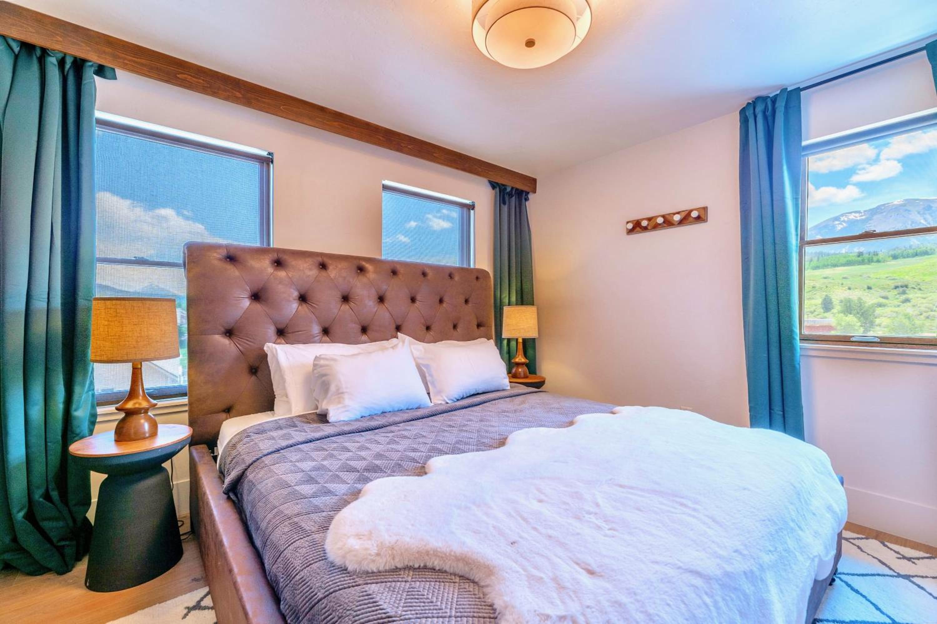 Luxury Mountain Winter Getaway w Picturesque Views