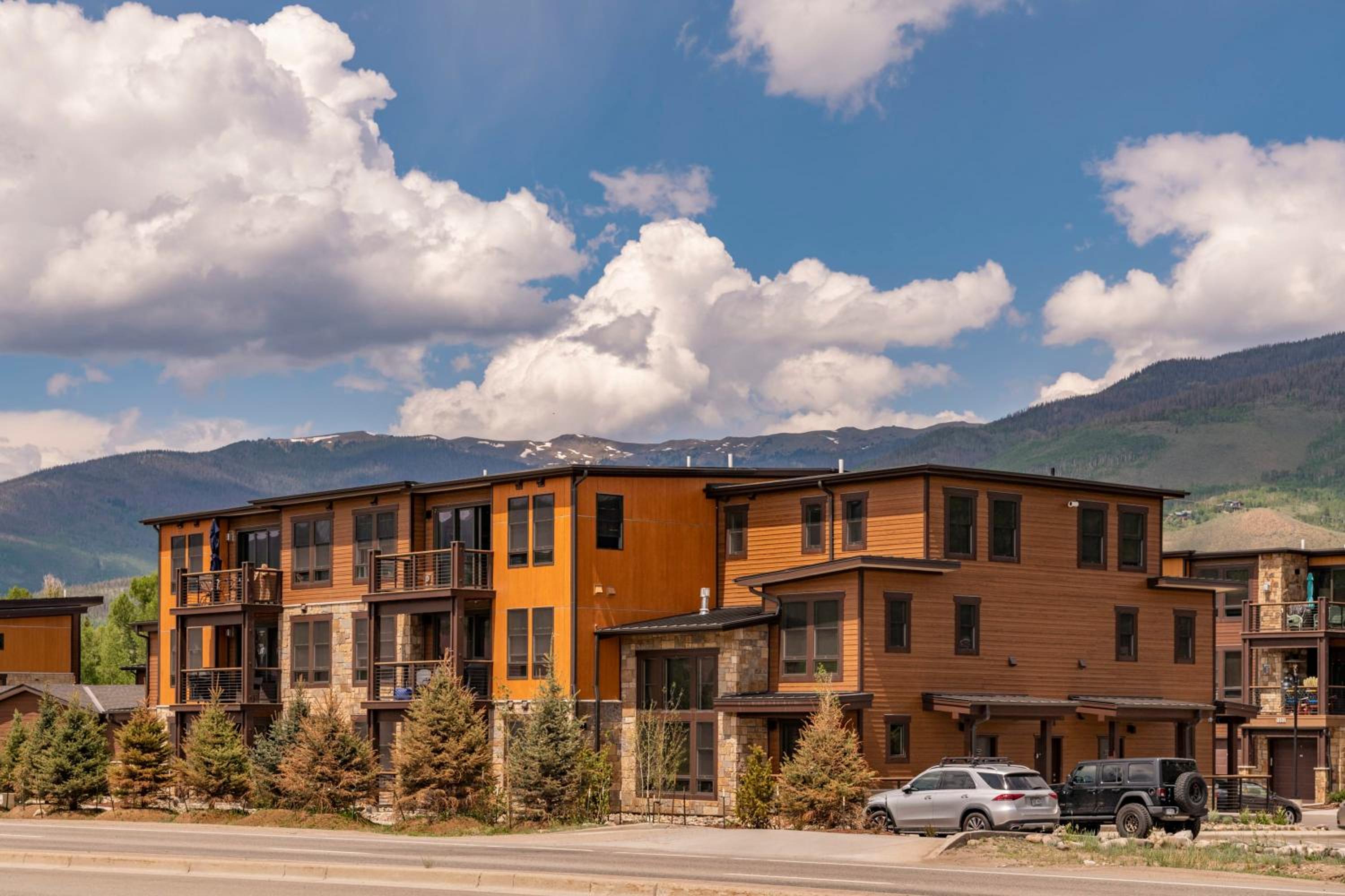Luxury Mountain Winter Getaway w Picturesque Views
