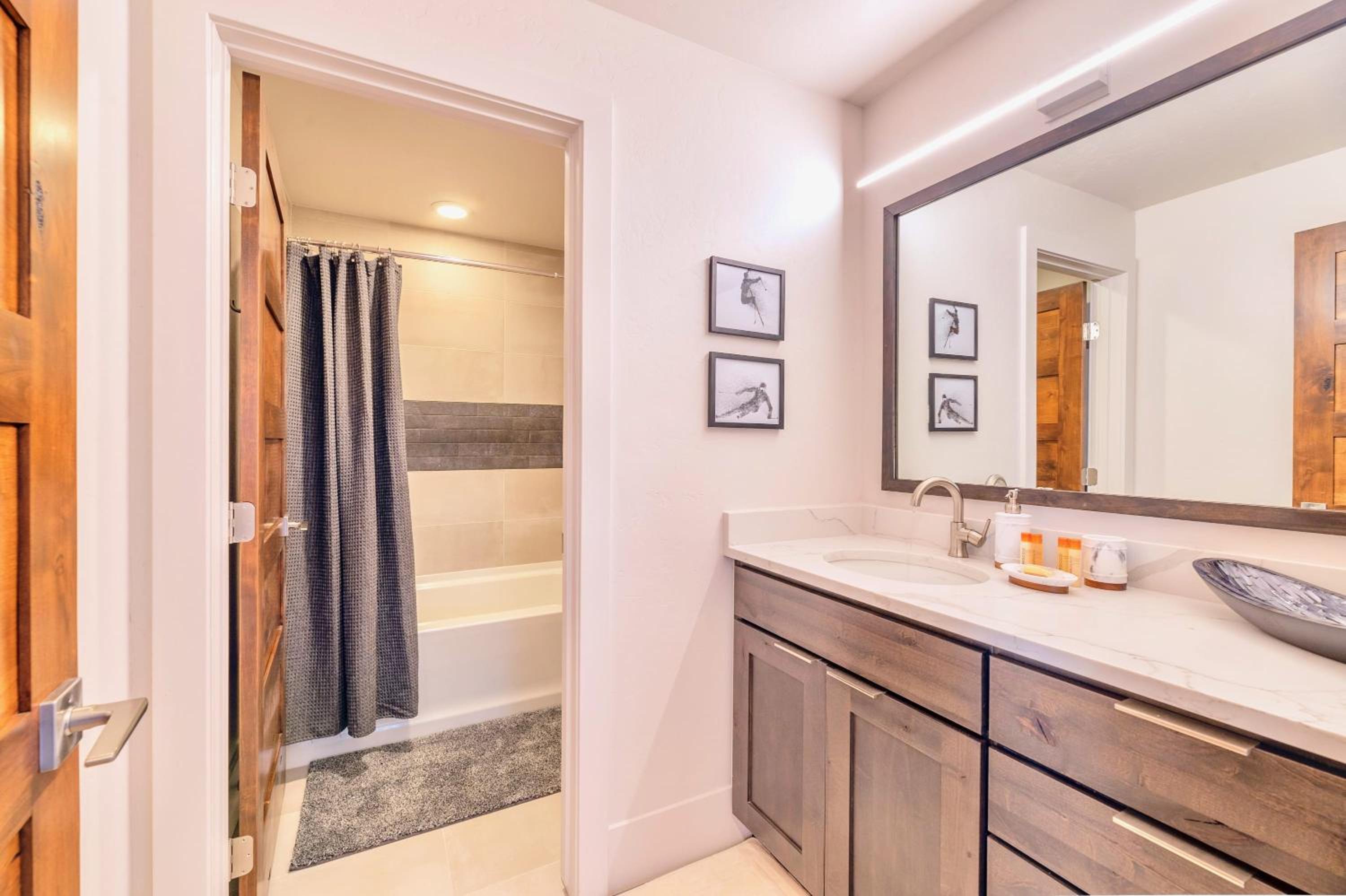 Luxury Mountain Winter Getaway w Picturesque Views