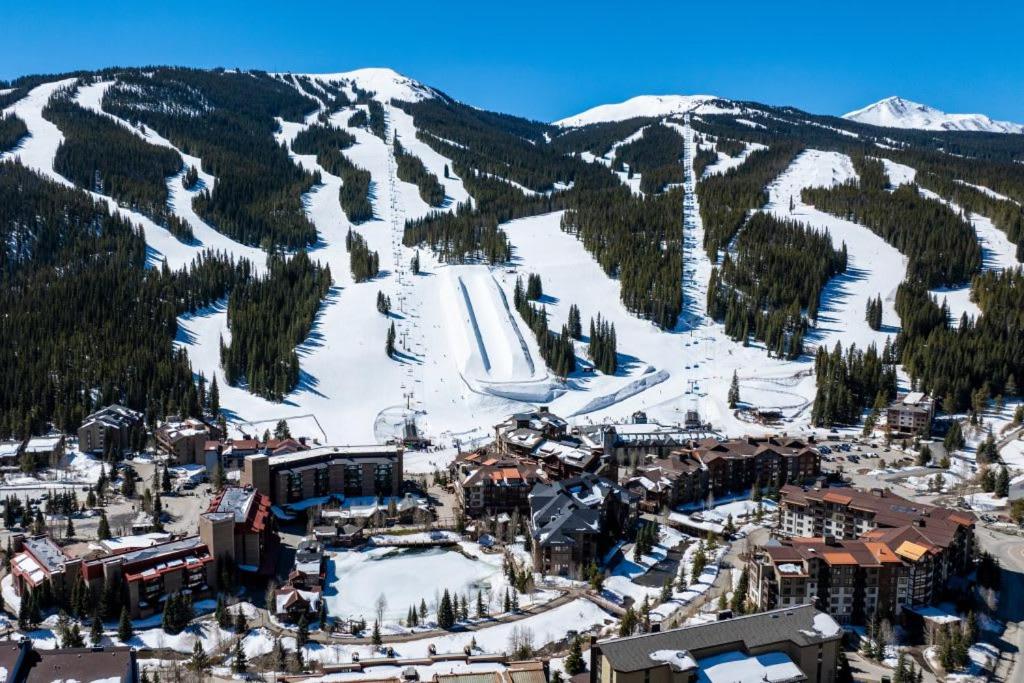 Luxury Mountain Winter Getaway w Picturesque Views