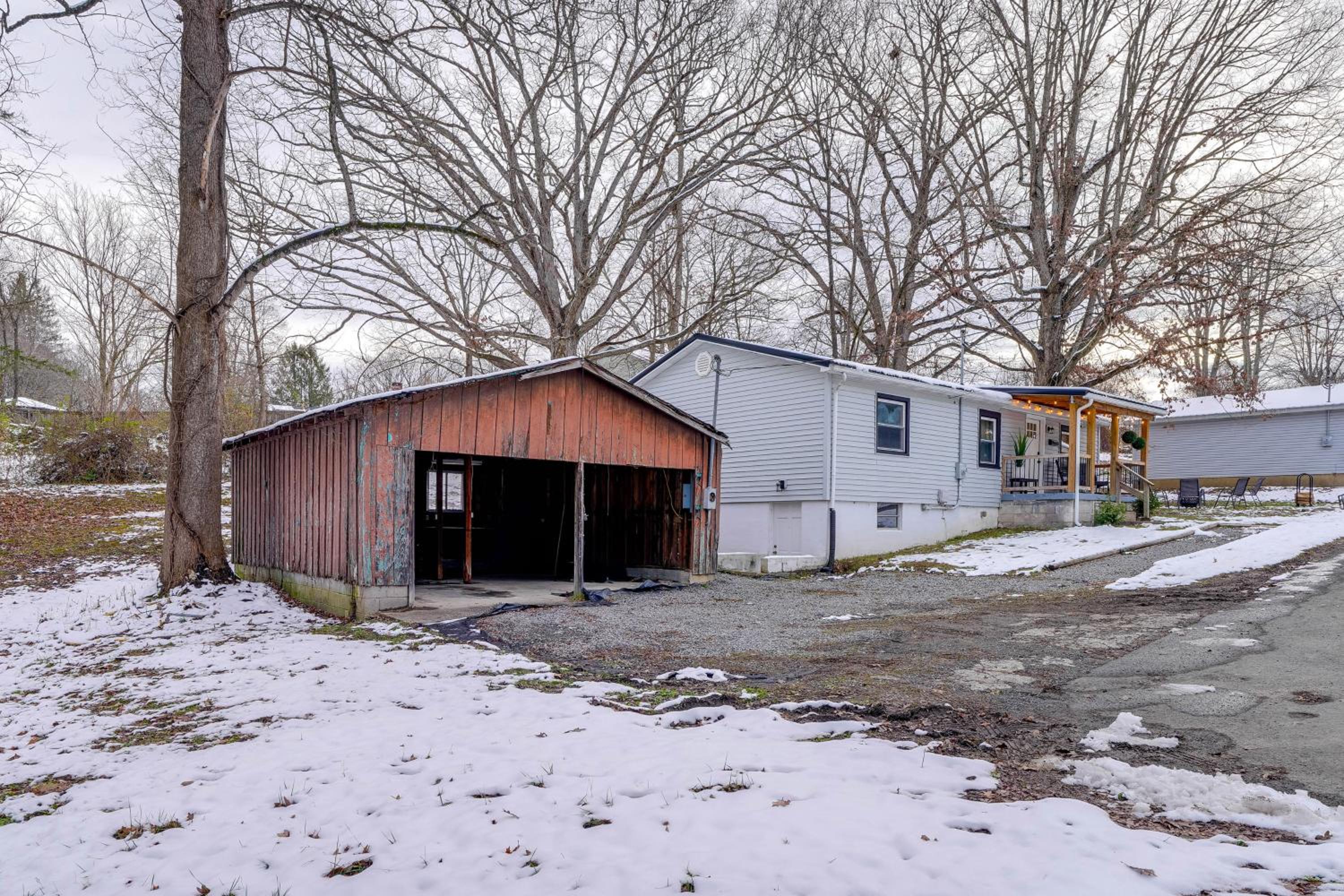 Walk to Dtwn Fayetteville Family Home with Fire Pit