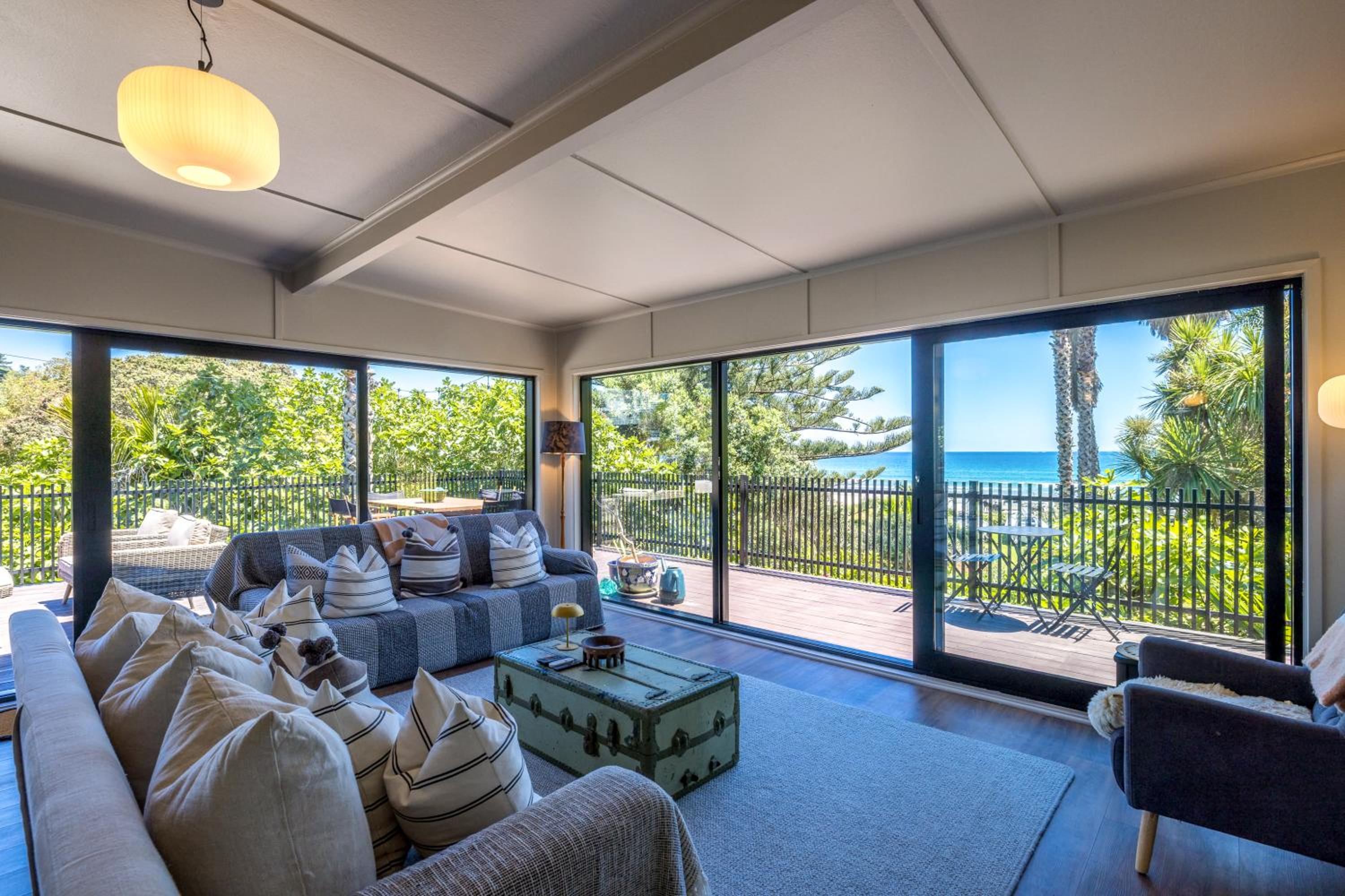 Moana Beach House - Absolute beachfront in Onetangi