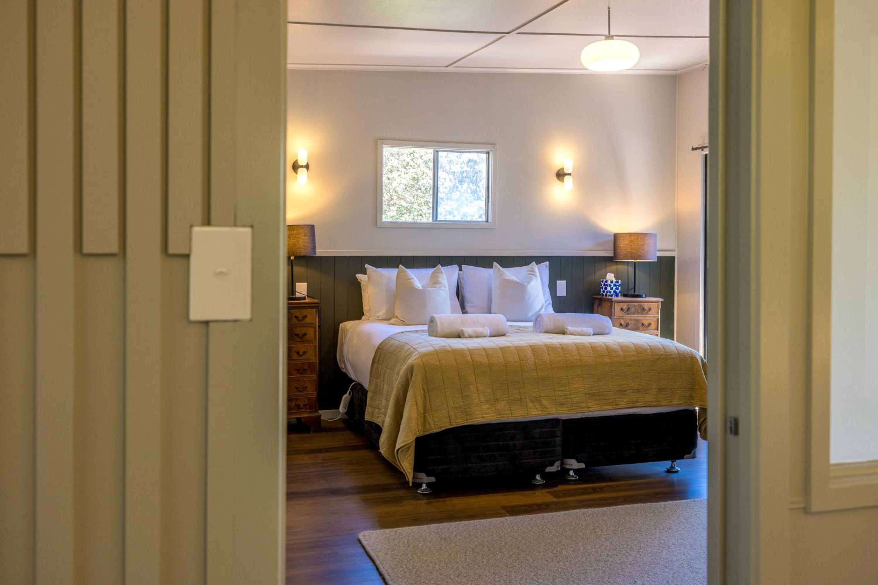 Moana Beach House - Absolute beachfront in Onetangi