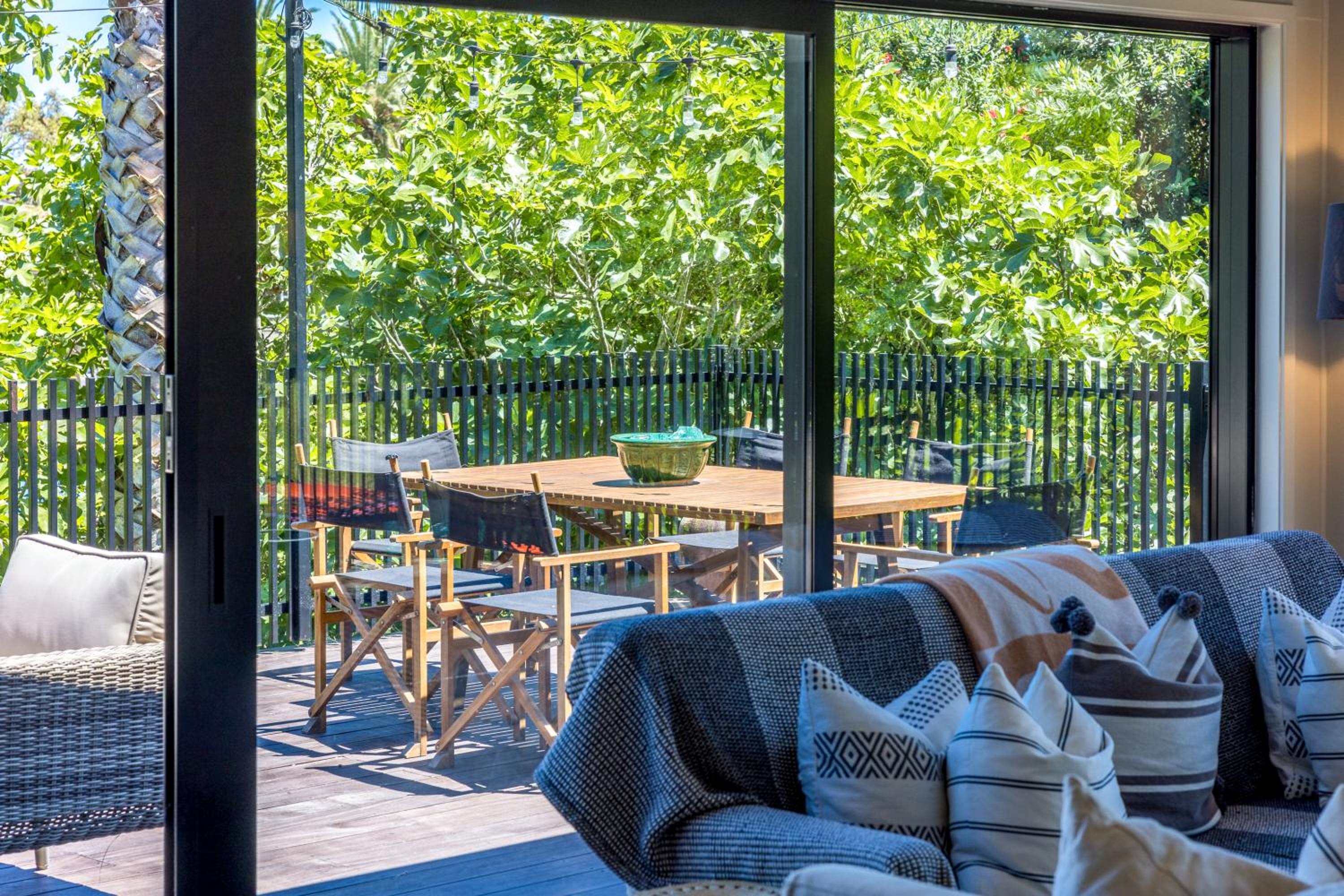 Moana Beach House - Absolute beachfront in Onetangi