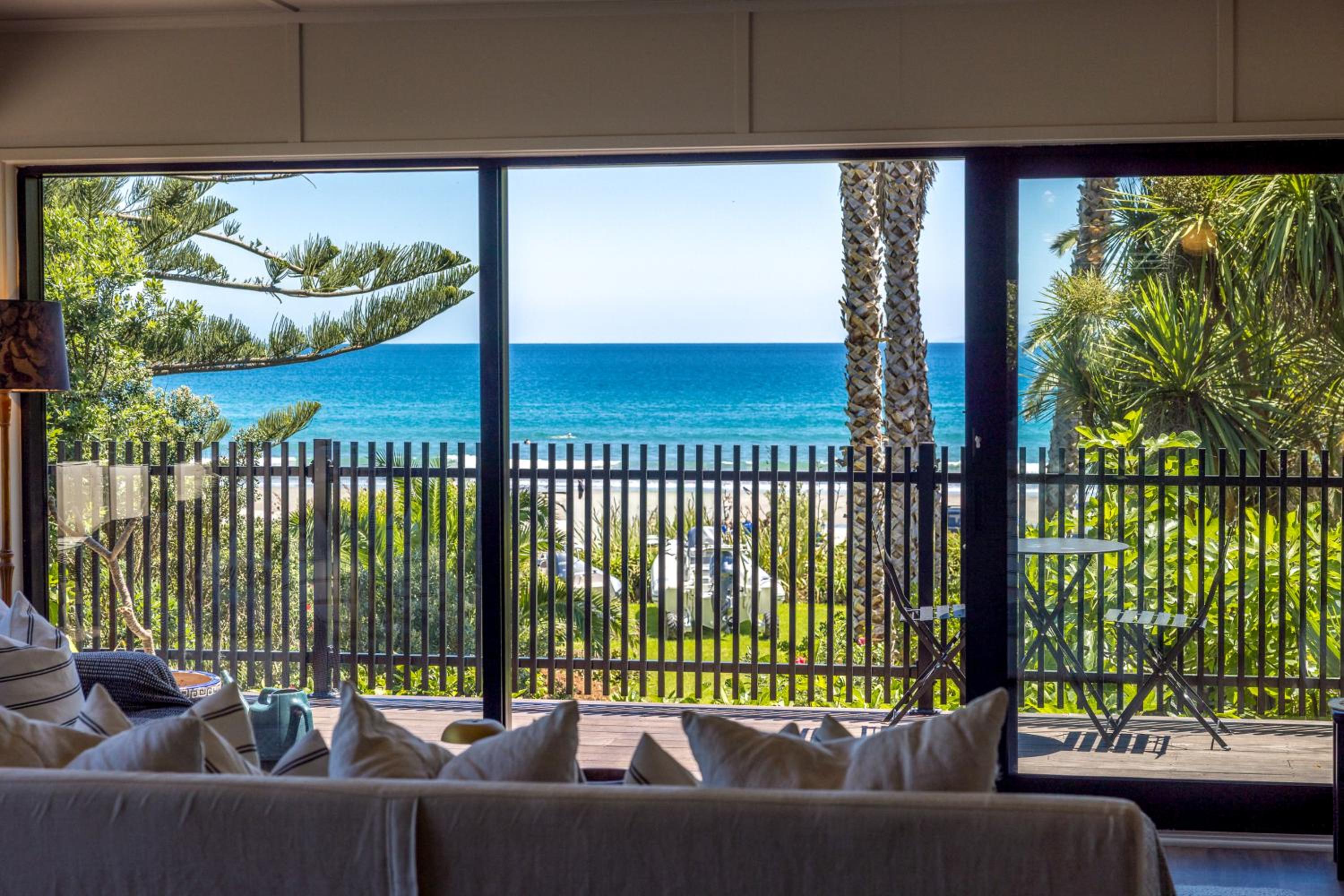 Moana Beach House - Absolute beachfront in Onetangi