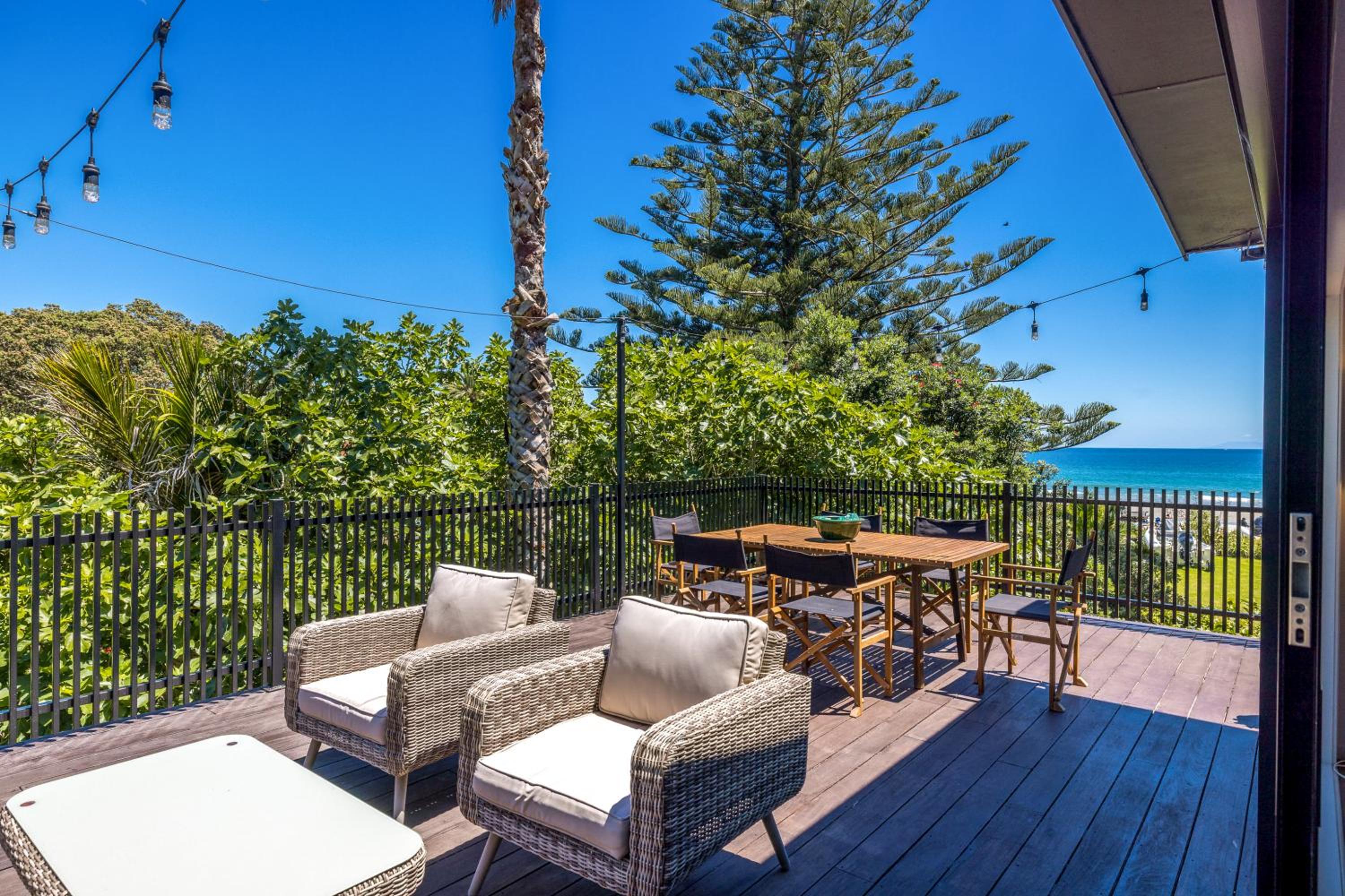 Moana Beach House - Absolute beachfront in Onetangi