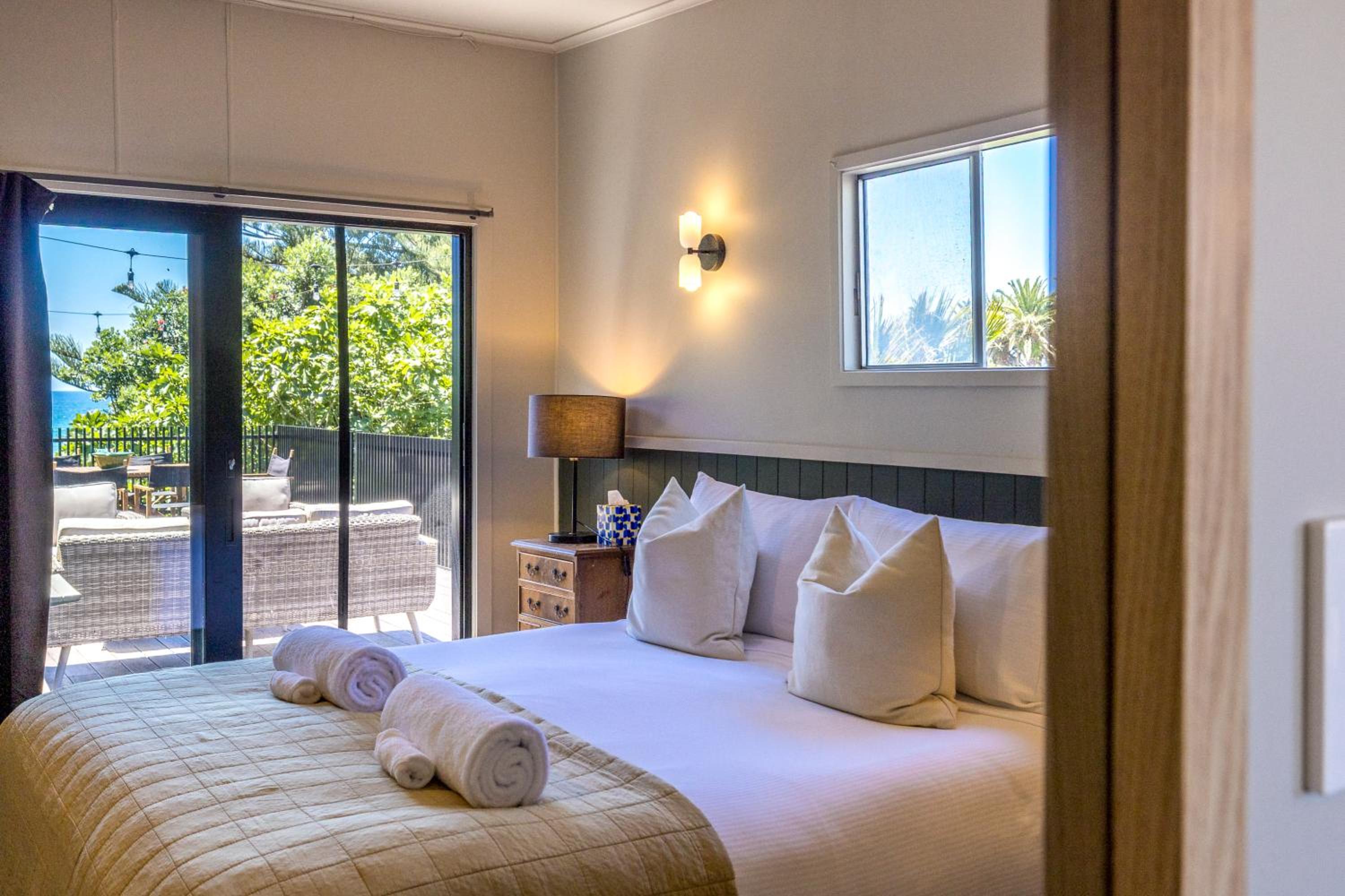 Moana Beach House - Absolute beachfront in Onetangi