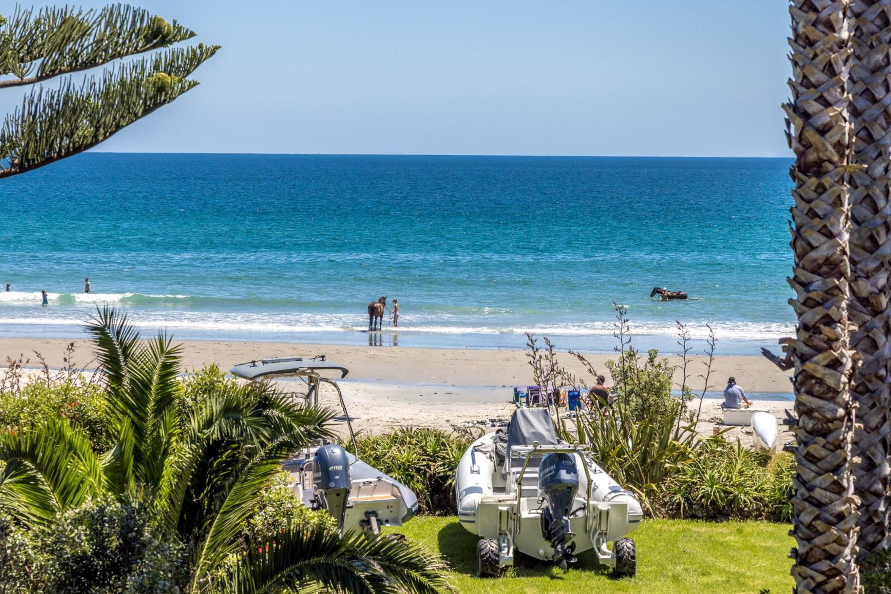 Moana Beach House - Absolute beachfront in Onetangi
